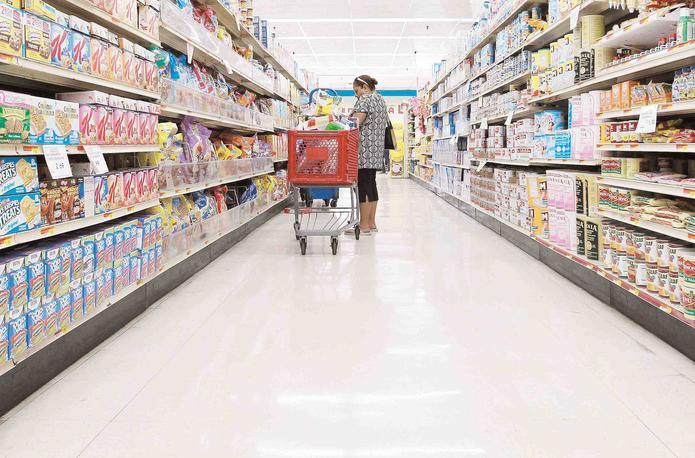 Mientras los supermercados vieron reducirse en un 6.2% el gasto en sus establecimientos, las tiendas de descuento como Walmart, Kmart y Capri, vieron aumentaron el suyo en 2.9%.  (Archivo/GFR Media)