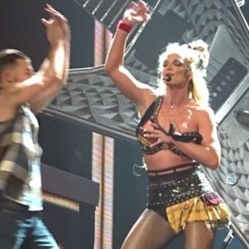 Britney Spears casi "enseña de más" en concierto