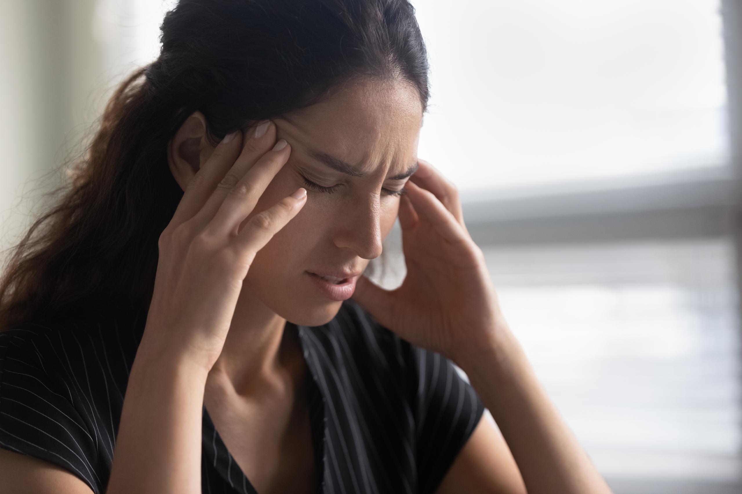 La migraña es un dolor pulsátil o una sensación de latido en la cabeza en un lado o en ambos lados.
