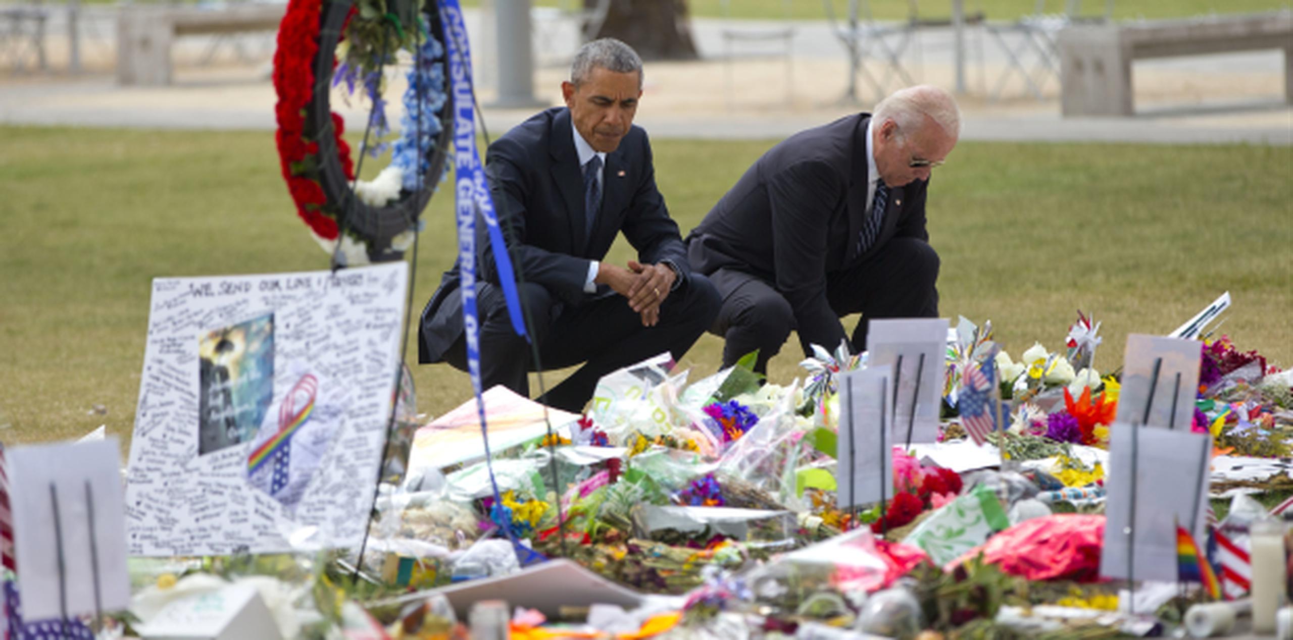 Barack Obama acudió junto al vicepresidente estadounidense, Joe Biden, a un memorial de las víctimas.  (AP / Pablo Martínez Monsiváis)