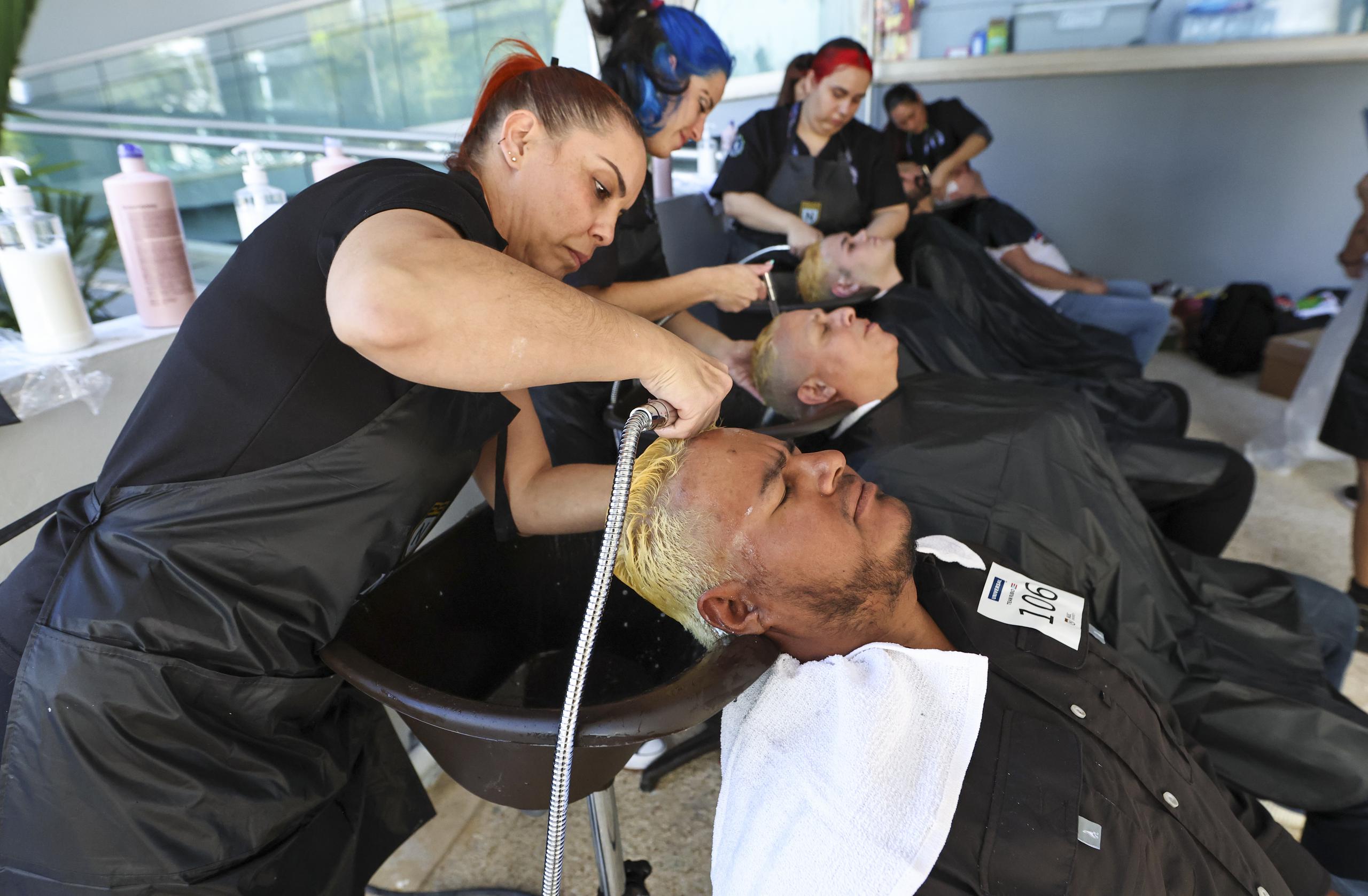 Estudiantes y profesores de NUC University estuvieron a cargo de teñir los cabellos.
