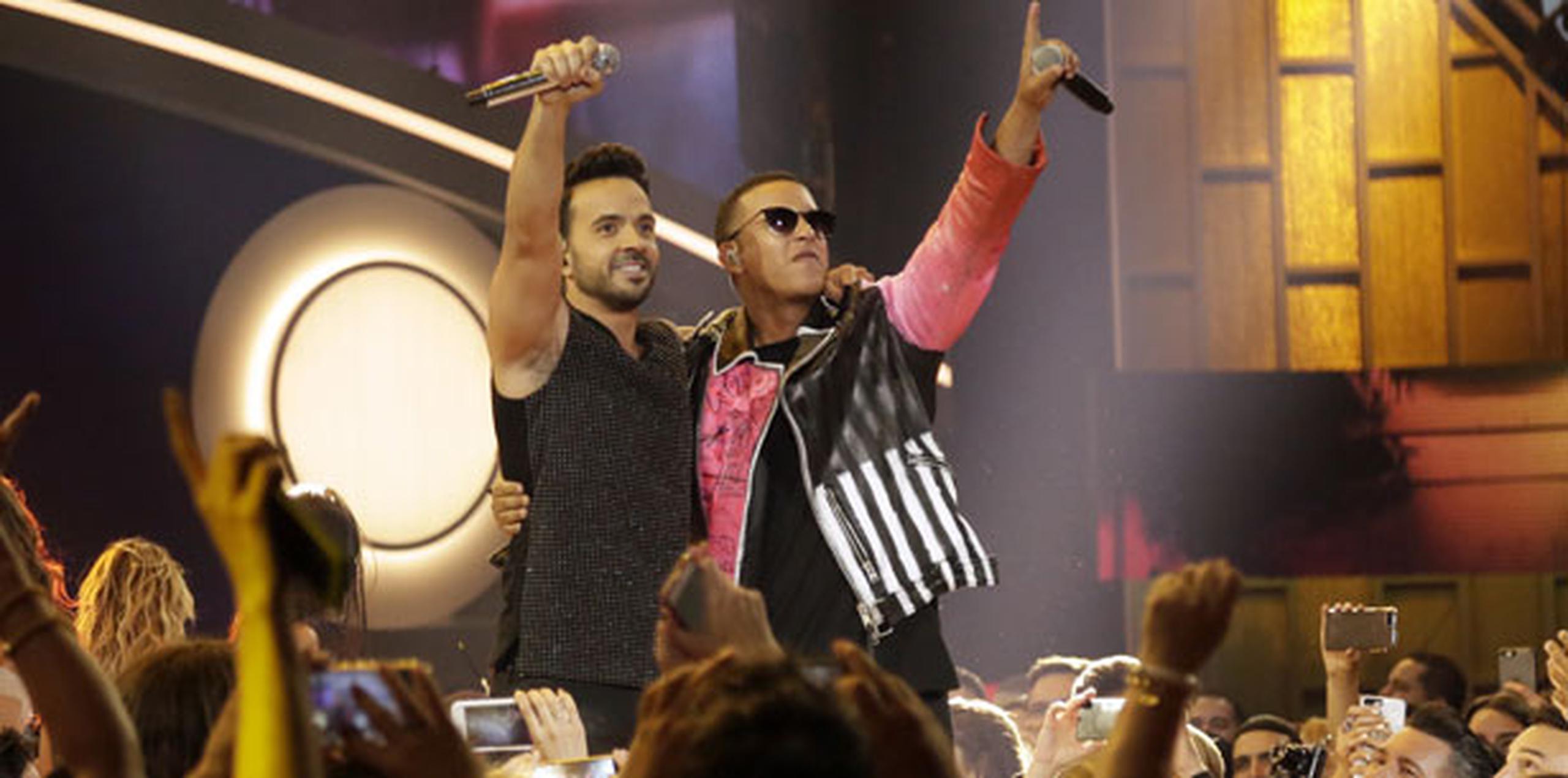La revista especializada Forbes reseña que el fenómeno musical interpretado por los puertorriqueños Luis Fonsi y Daddy Yankee, que en días recientes brincó de la posición 48 a la número 9 del Top 10 entre las 100 canciones, de todos los géneros, en Estados Unidos. (Prensa Asociada)