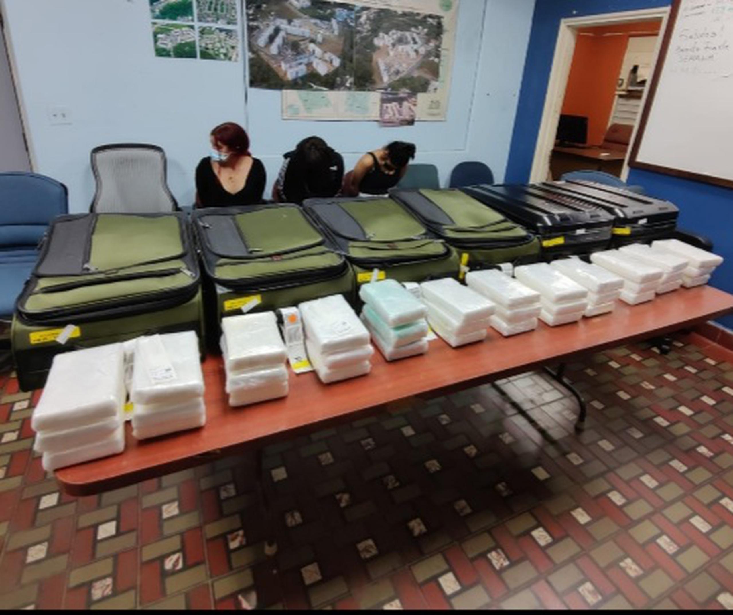 Las tres pasajeras fueron arrestadas mientras transportaban en sus maletas un total de 36 kilos de cocaína, antes de abordar un vuelo con destino a Boston, Massachusetts.