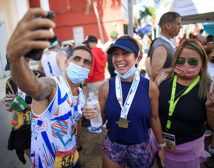 Un corredor se tira un selfie con la animadora, productora y columnista de Primera Hora, Alexandra Fuentes, quien corrió el evento.