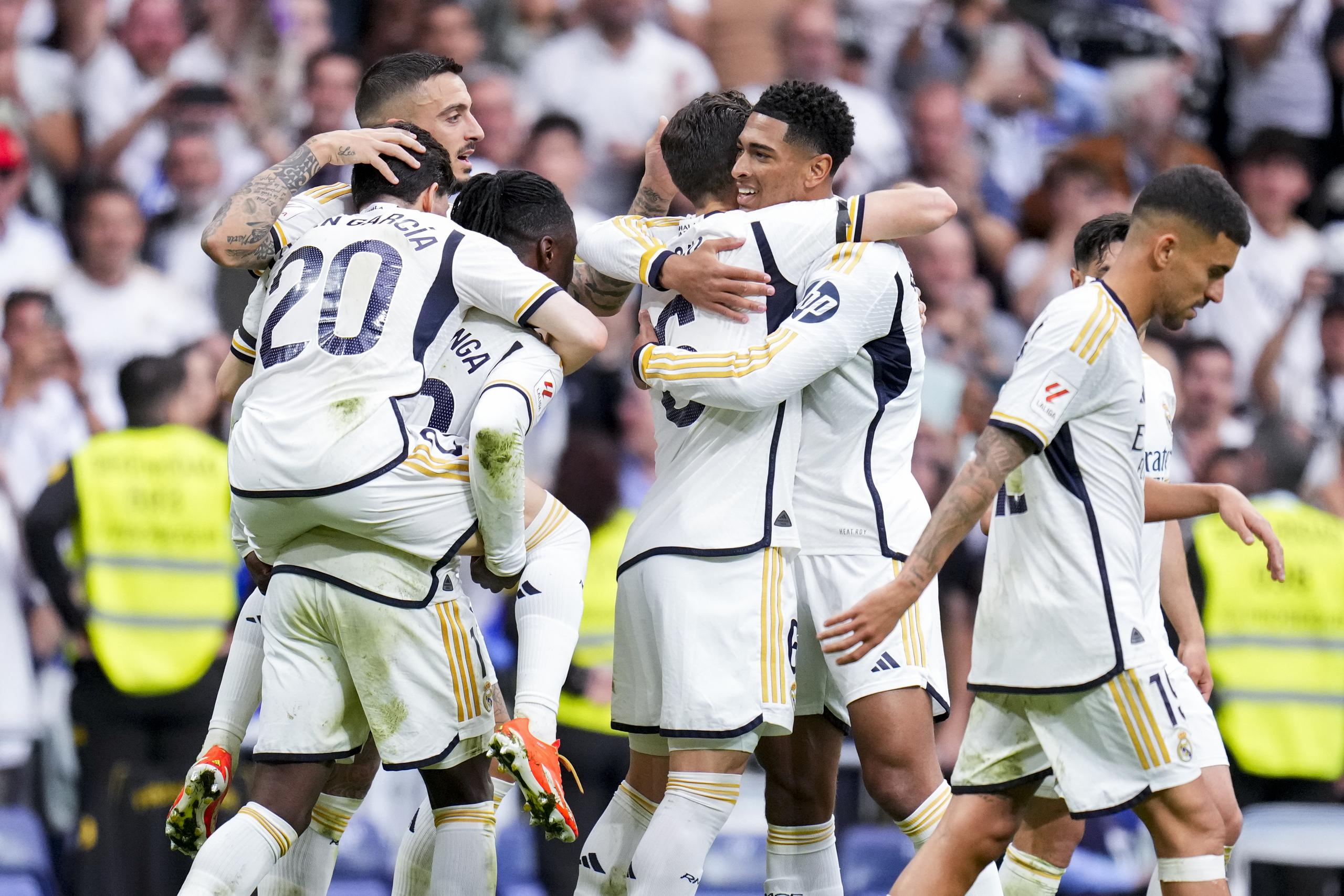 Jude Bellingham (center) celebra junto a sus compañeros tras marcar un gol frente al Cadiz.