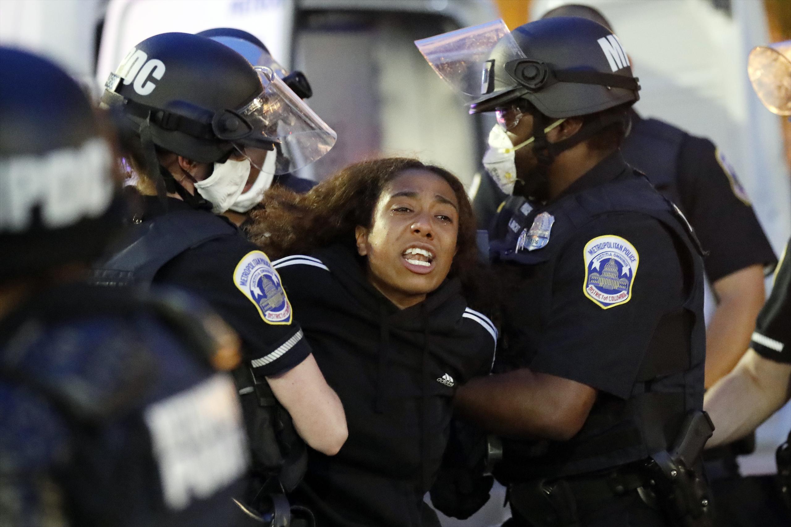 Una manifestante llora mientras es removida de una manifestación cerca de Casa Blanca.