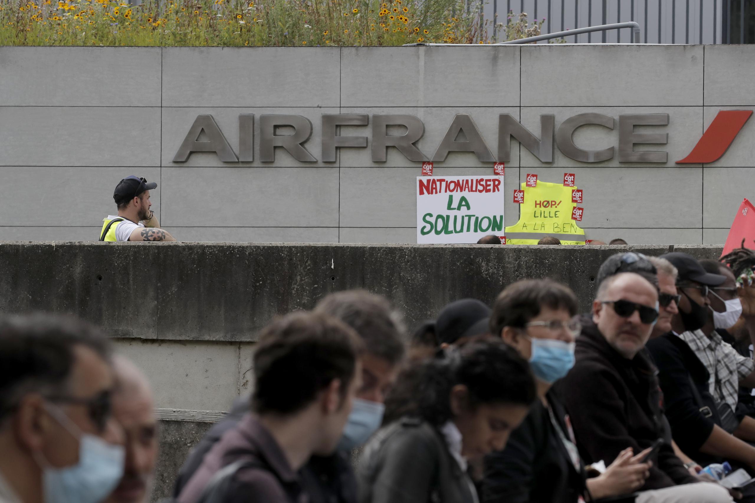 El anuncio fue hecho luego de que trabajadores de la empresa protestaron frente a las oficinas generales de la aerolínea en Tremblay-en-France, en las afueras de París.