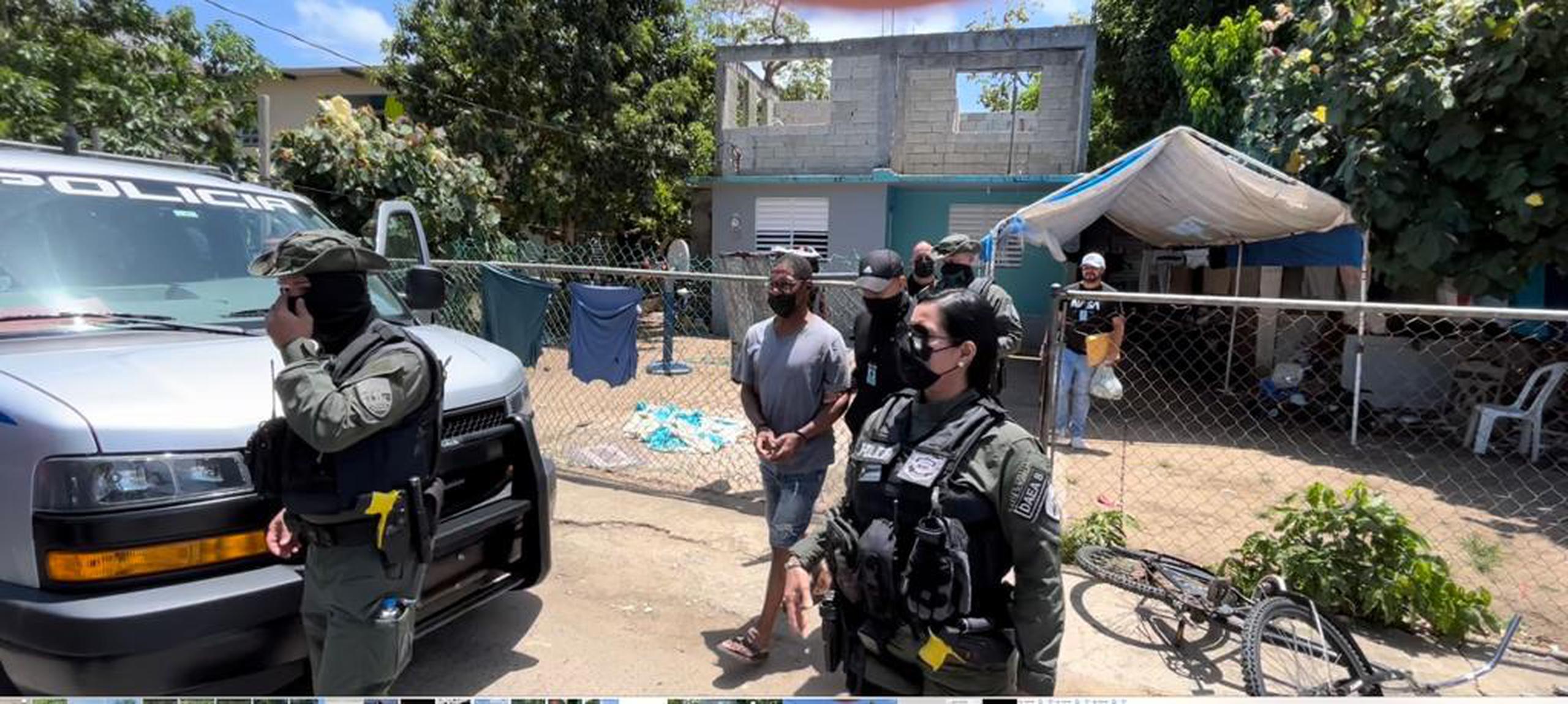 Seis adultos fueron arrestados durante los allanamientos de dos residencias en el sector Villa Cañona, en Loíza, tras ocupar un rifle, balas y drogas.