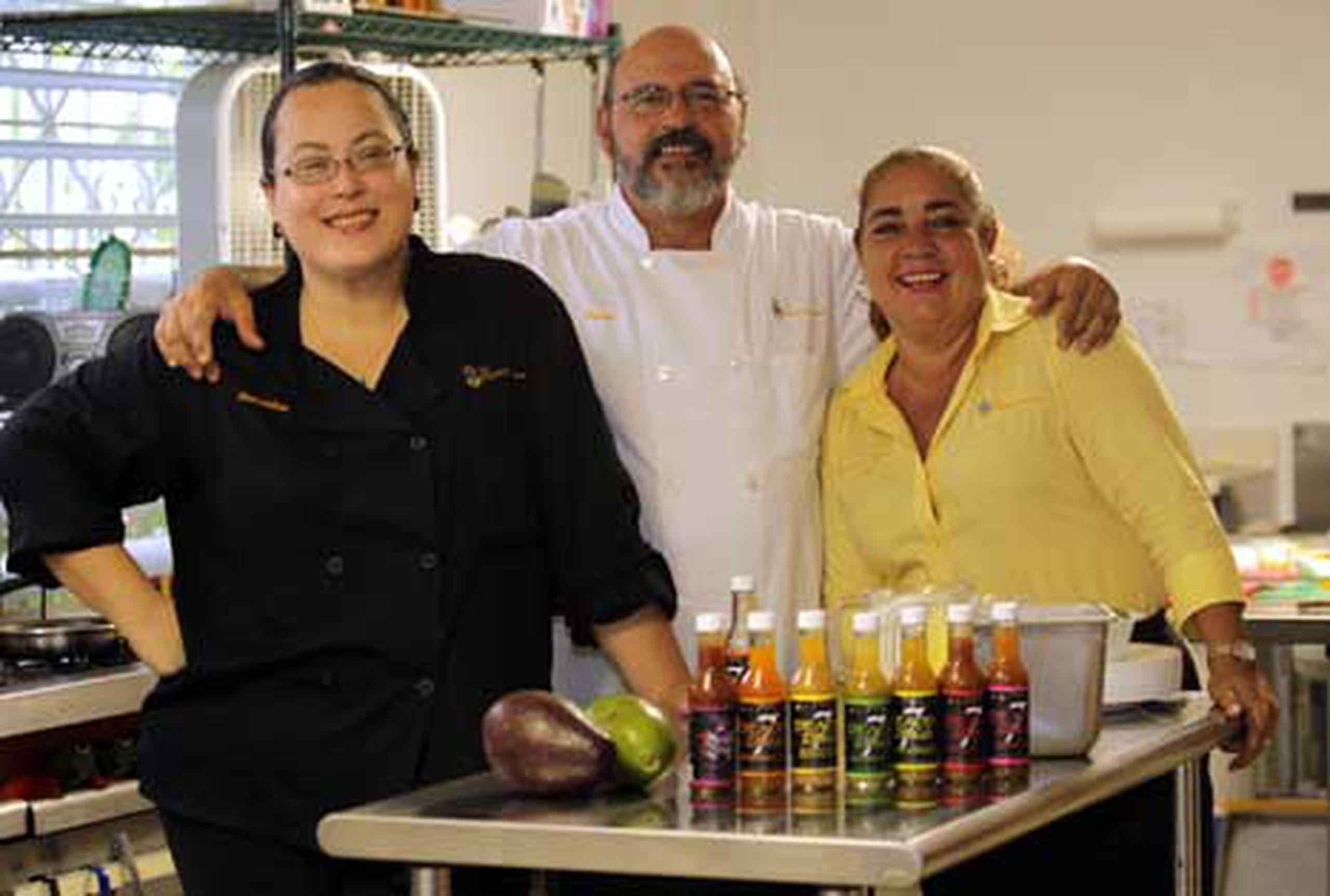 Mercedes Oliveras Piñeiro, chef ejecutiva y presidenta de Flavor Merchants, Inc., es el genio creativo detrás de las salsas 7 Deadly Zings. La acompañan sus socios Víctor Merced, sous chef, y Corinne Font, asistente culinaria. (juan.martinez@gfrmedia.com)

