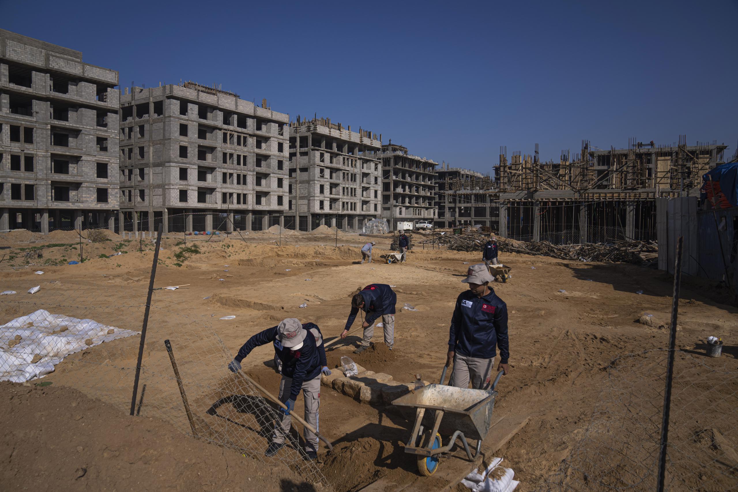 Personas buscan restos arqueológicos en la Franja de Gaza, el 11 de diciembre de 2022. (AP foto/Fatima Shbair)