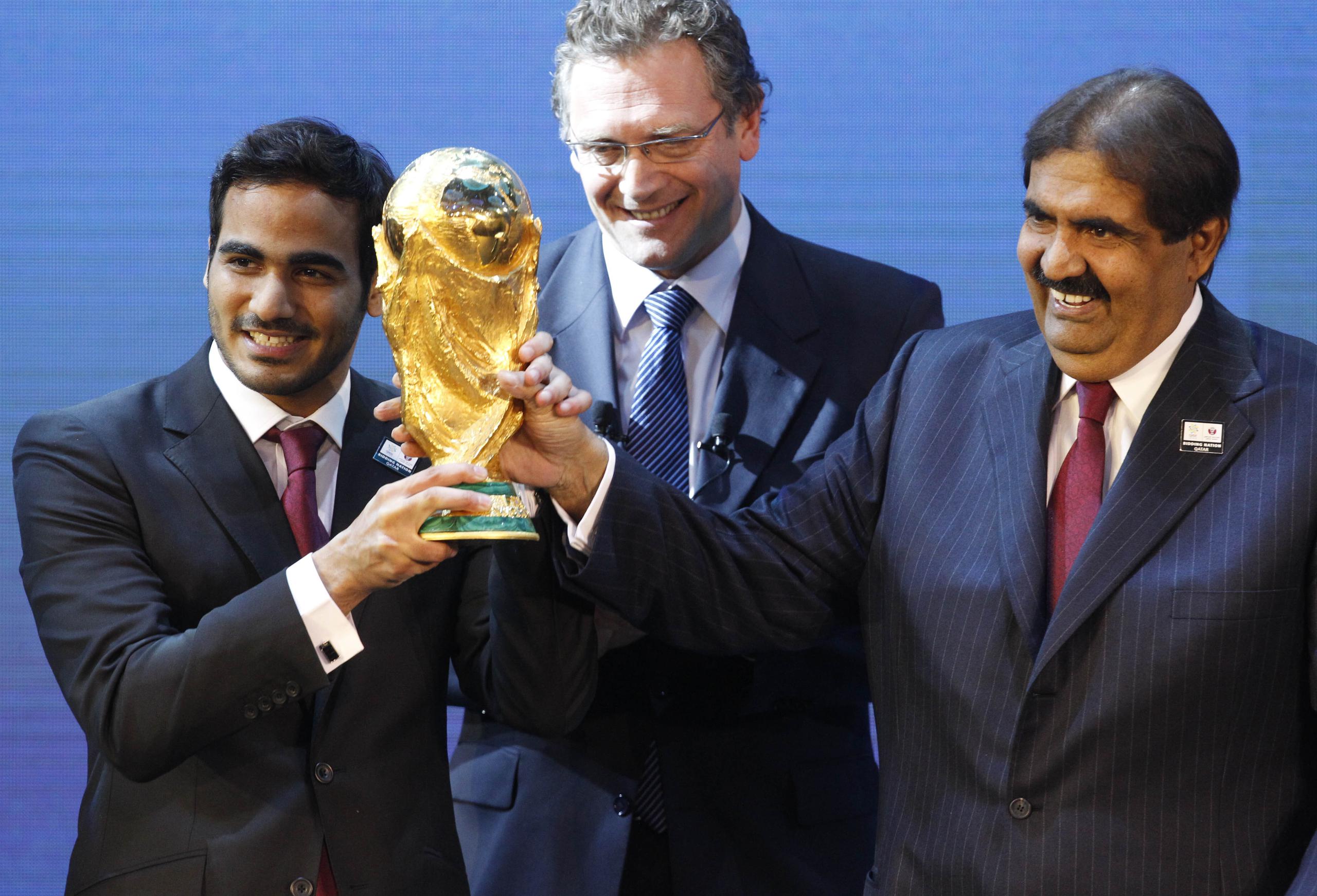 En esta foto del 2010, Mohamed bin Hamad Al-Thani, presidente del comité organizador, a la izquierda, y el Sheikh Hamad bin Khalifa Al-Thani, Emir de Catar, a la derecha, sonríen junto al exsecretario general de la FIFA, Jerome Valcke, luego de que se le otorgara a Catar la sede del Mundial FIFA del 2022.