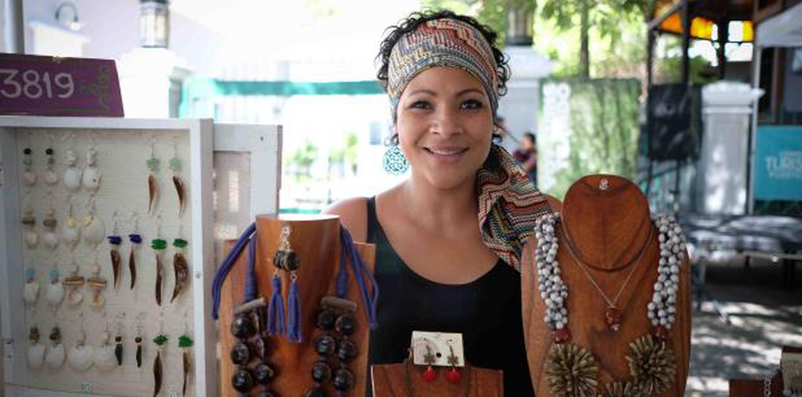 La artesana ponceña Yadira Rosado, una de las que inauguró ayer las fiestas, exhibe en el Paseo de la Princesa.  (Especial GFR Media/ Ricky Reyes Vázquez)