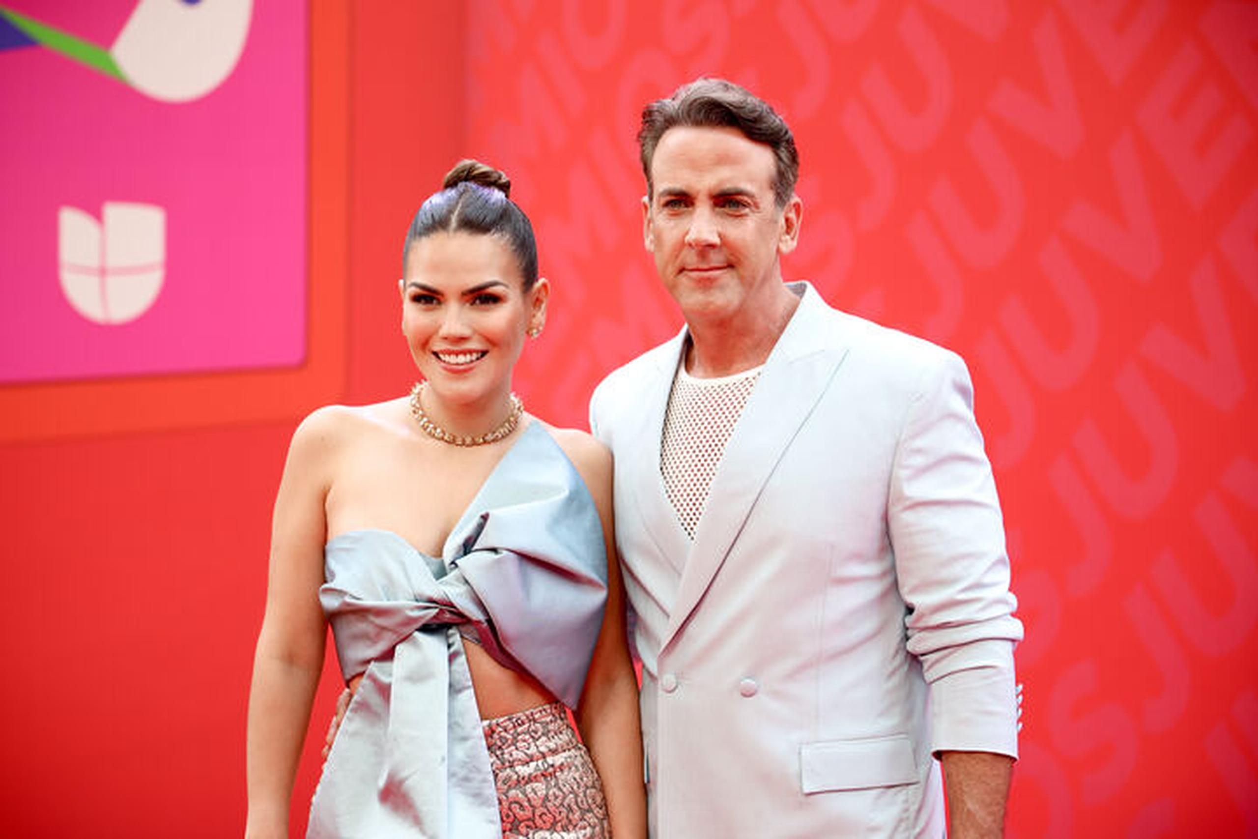 El matrimonio compuesto por Karina Banda y Carlos Ponce también desfiló por la alfombra de Premios Juventud.