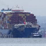 Reflotan barco que provocó derrumbe letal de puente en Baltimore