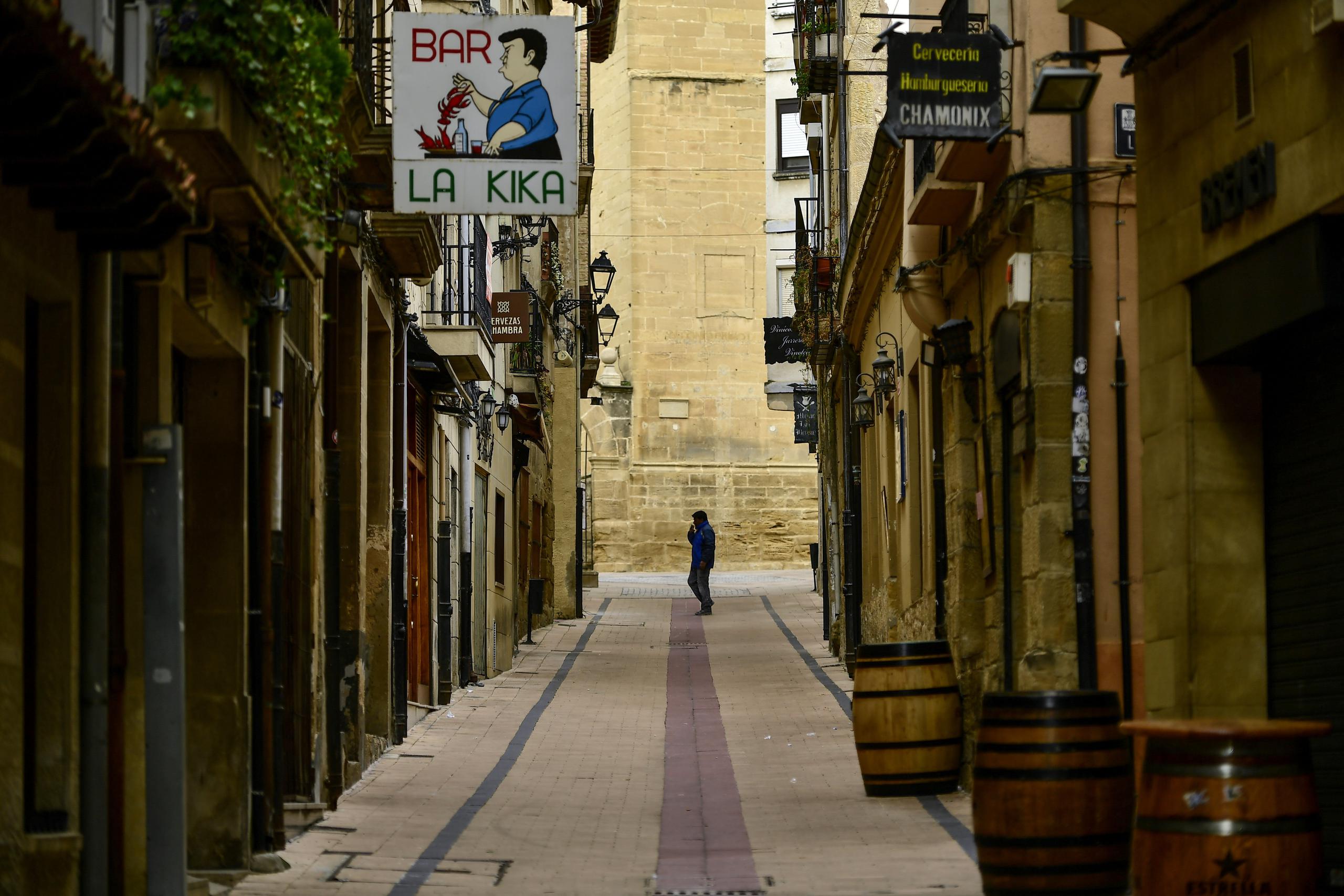 Un peatón camina por una calle vacía en la localidad de Haro, en el norte de España.