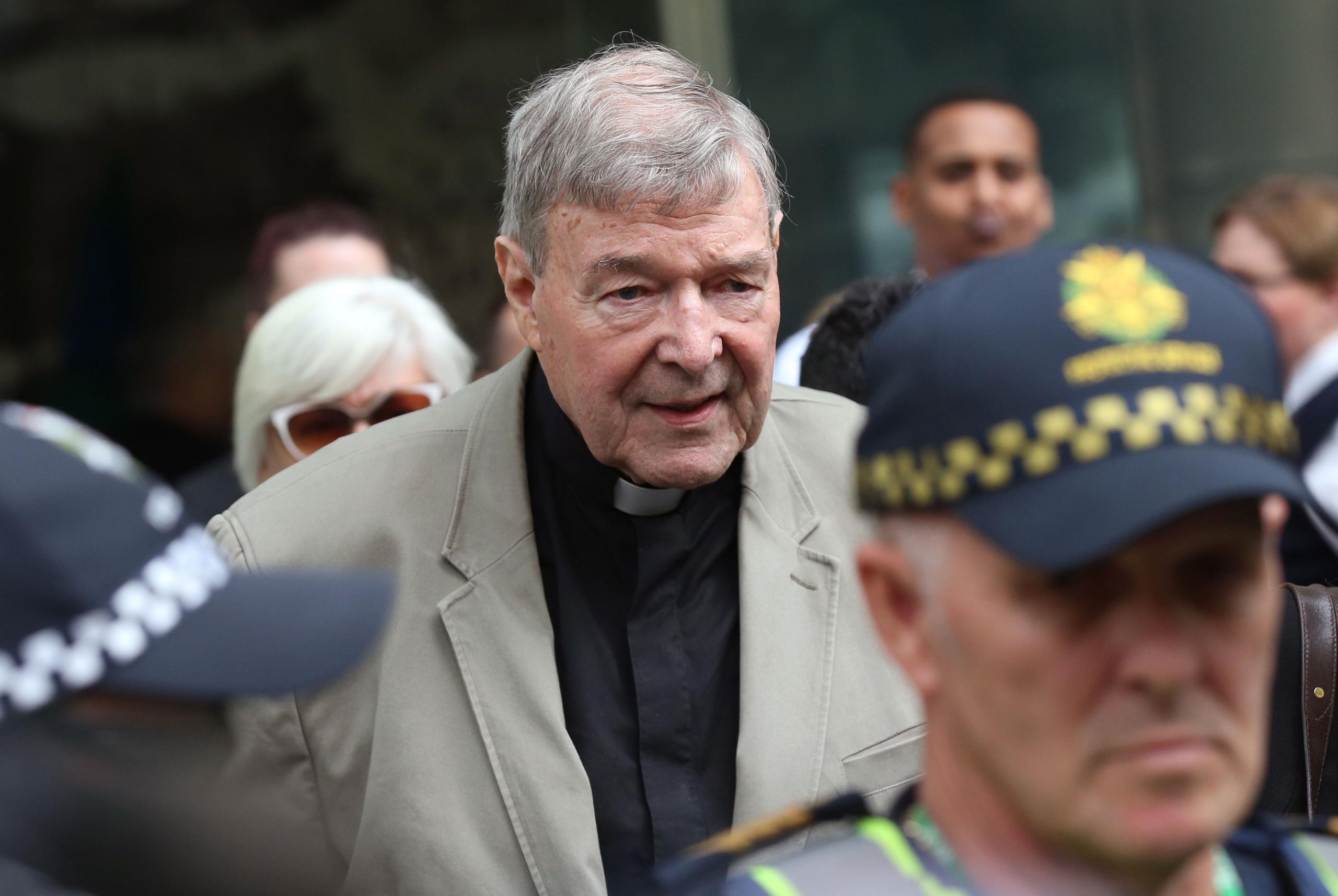 El cardenal australiano George Pell abandona el Tribunal del Condado en Melbourne, Victoria, Australia.