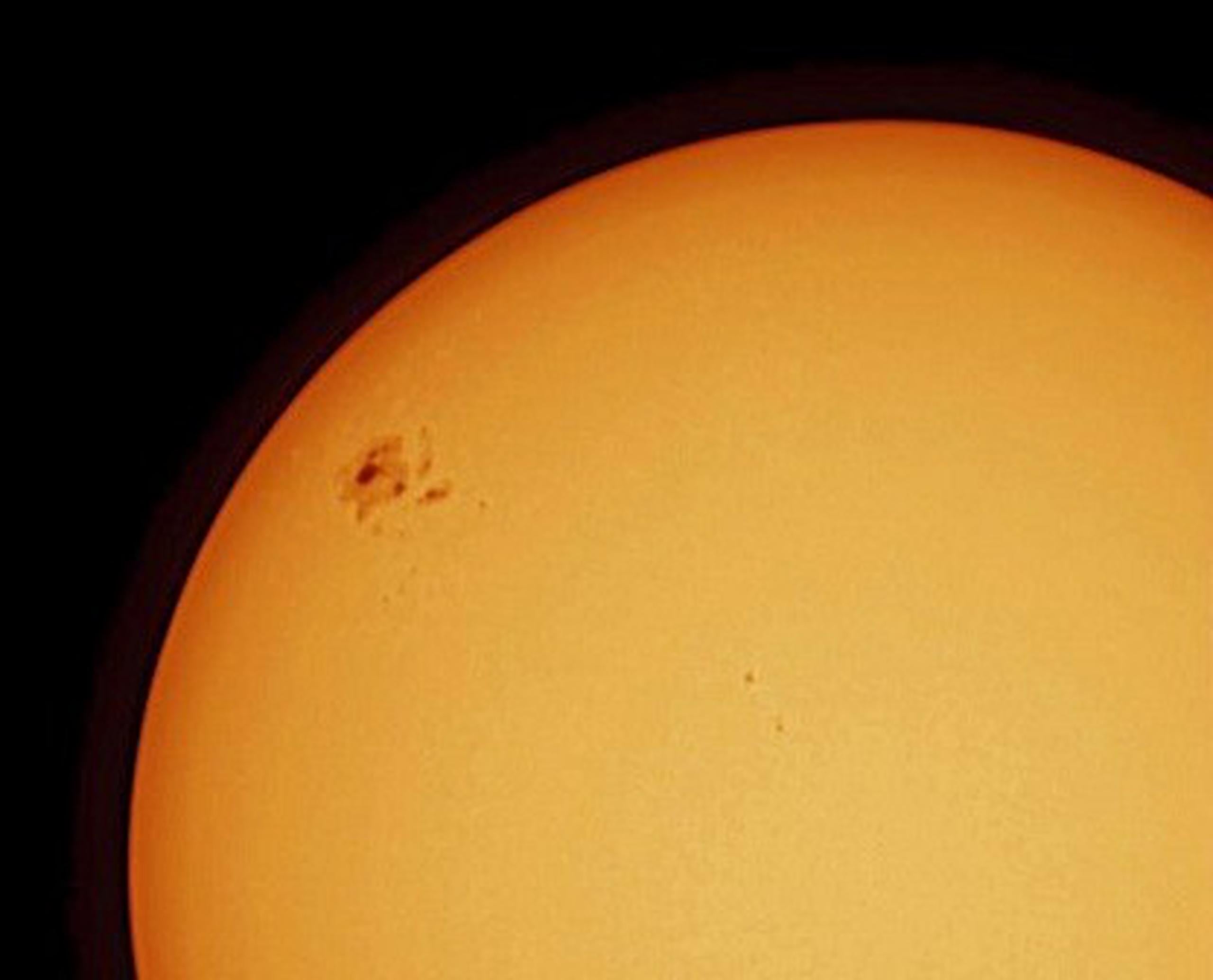 Gigantesca mancha en el Sol apuntará a la Tierra mañana - Primera Hora