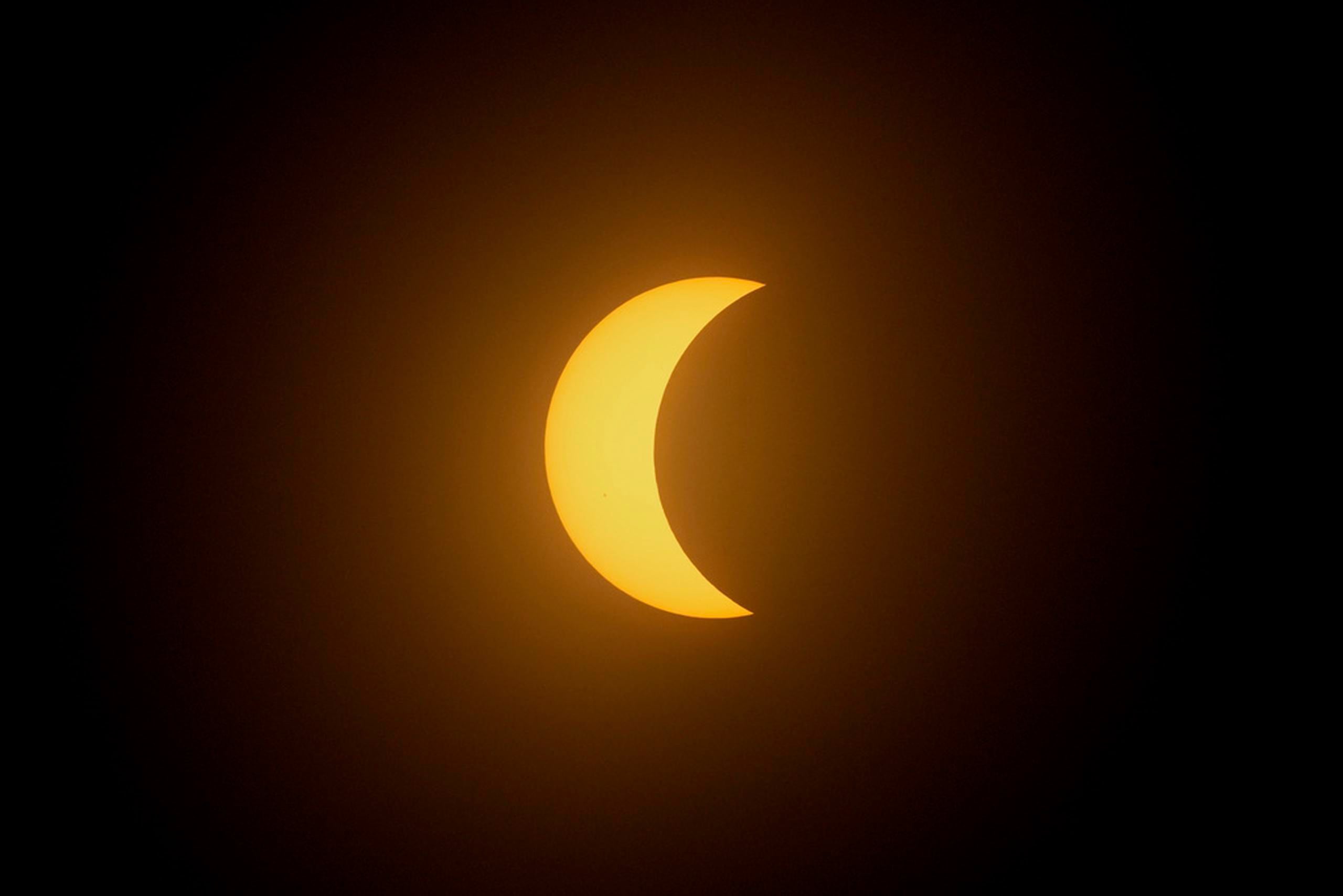 La luna cubre parcialmente el sol durante el eclipse solar total en Mazatlán, México, el 8 de abril de 2024.