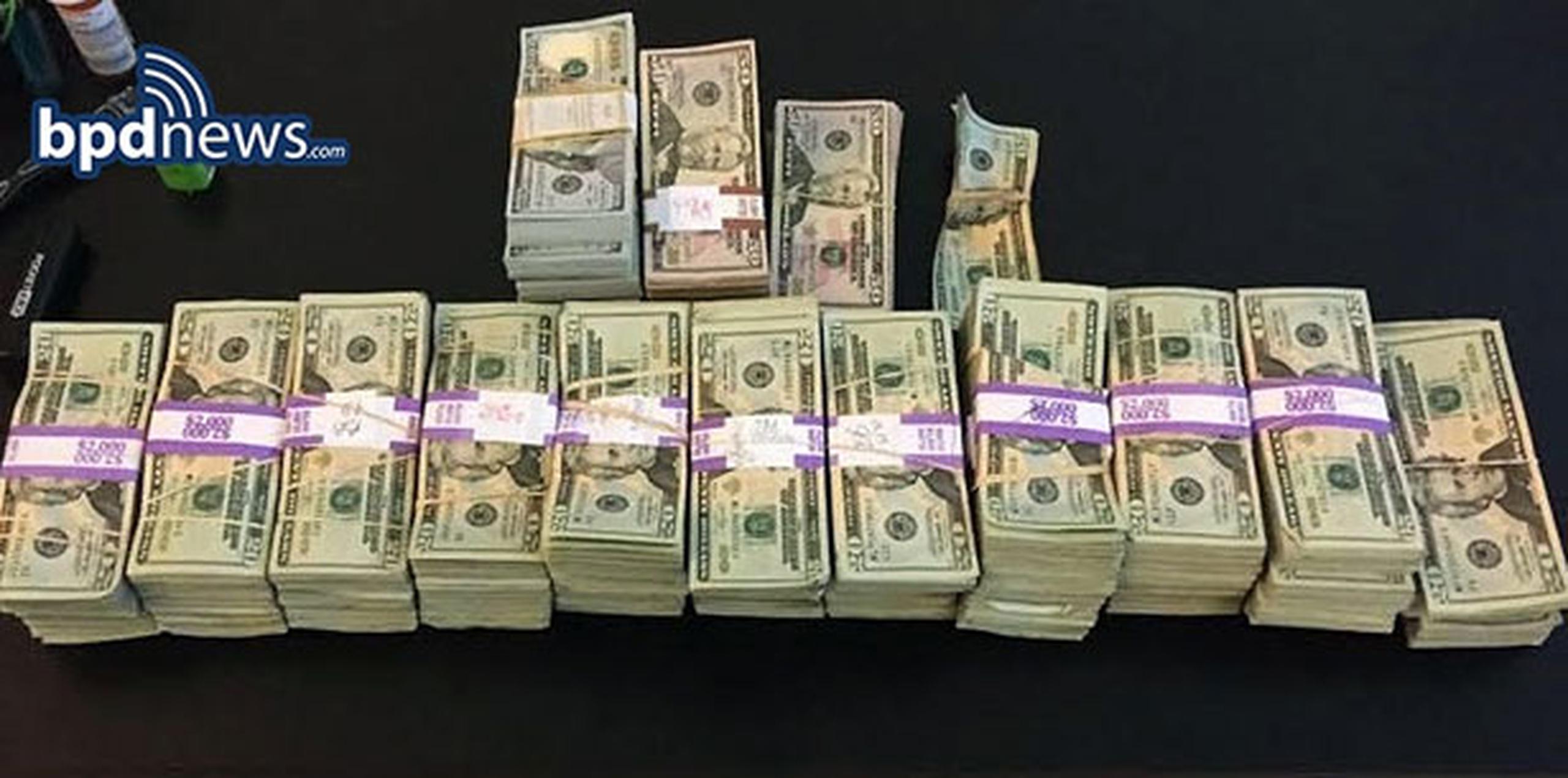 El dinero fue devuelto al hombre no identificado por las autoridades después que la policía determinó que era el legítimo propietario.  (Boston Police Department via AP)