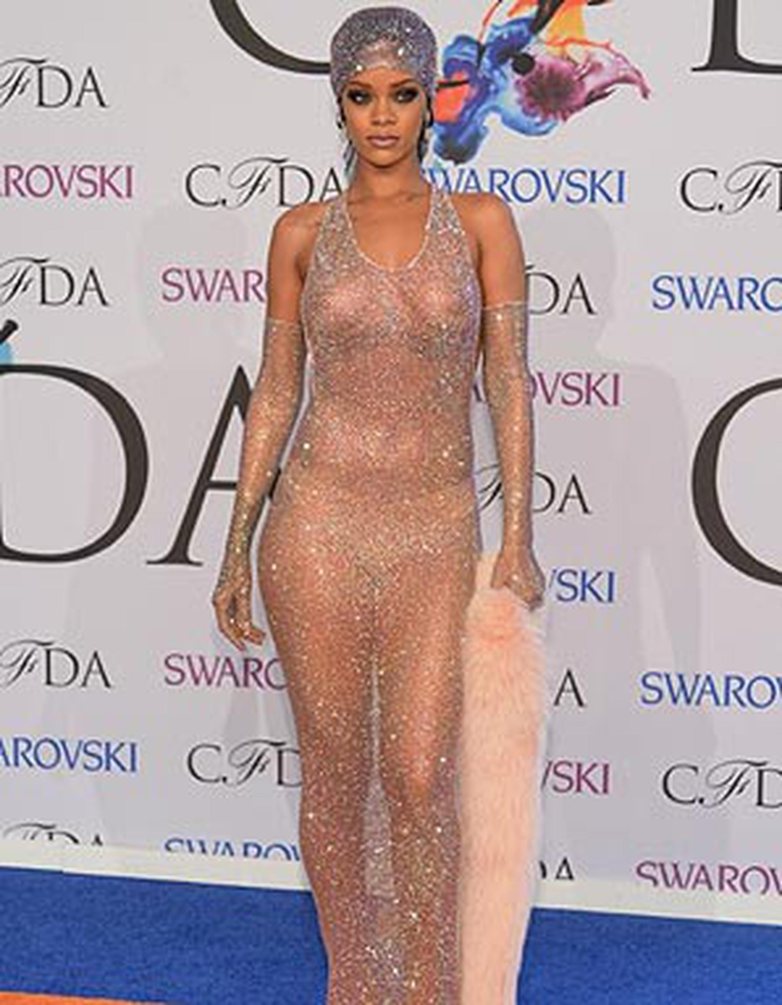 Al aceptar el premio, Rihanna habló de sus orígenes en Barbados, donde "no tenía mucho acceso a la moda”. (AFP/ Dimitrios Kambouris /Getty Images)