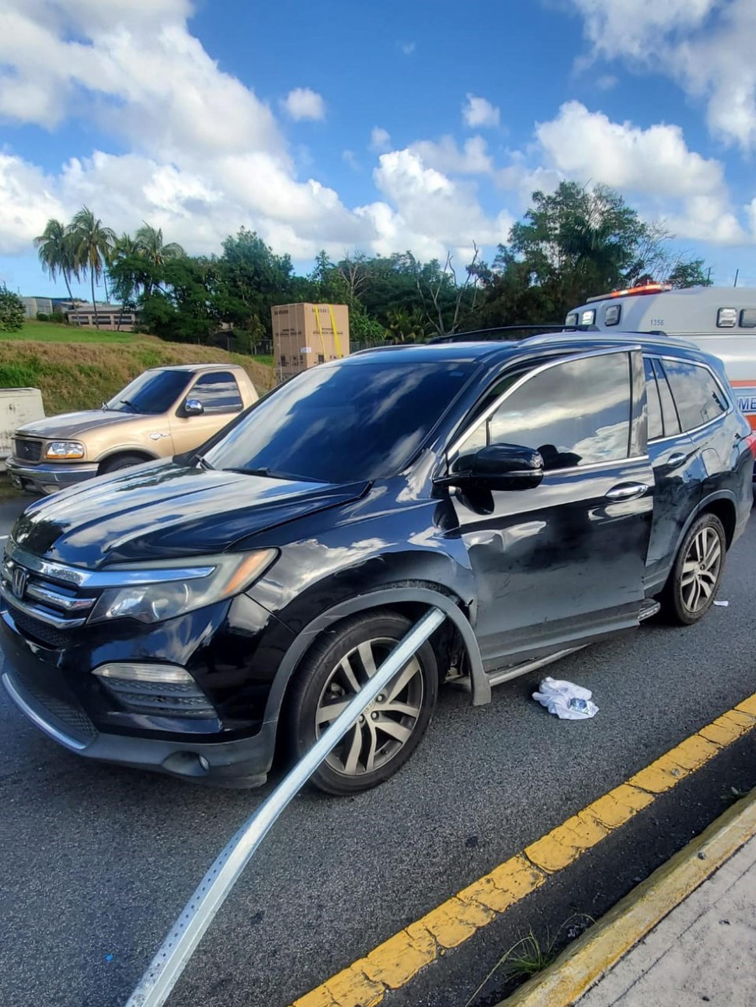 El accidente ocurrió en la carretera PR-199 frente al parque de Balompié en Bayamón, cuando el rótulo de metal atravesó la carrocería y resultó herida la conductora.
