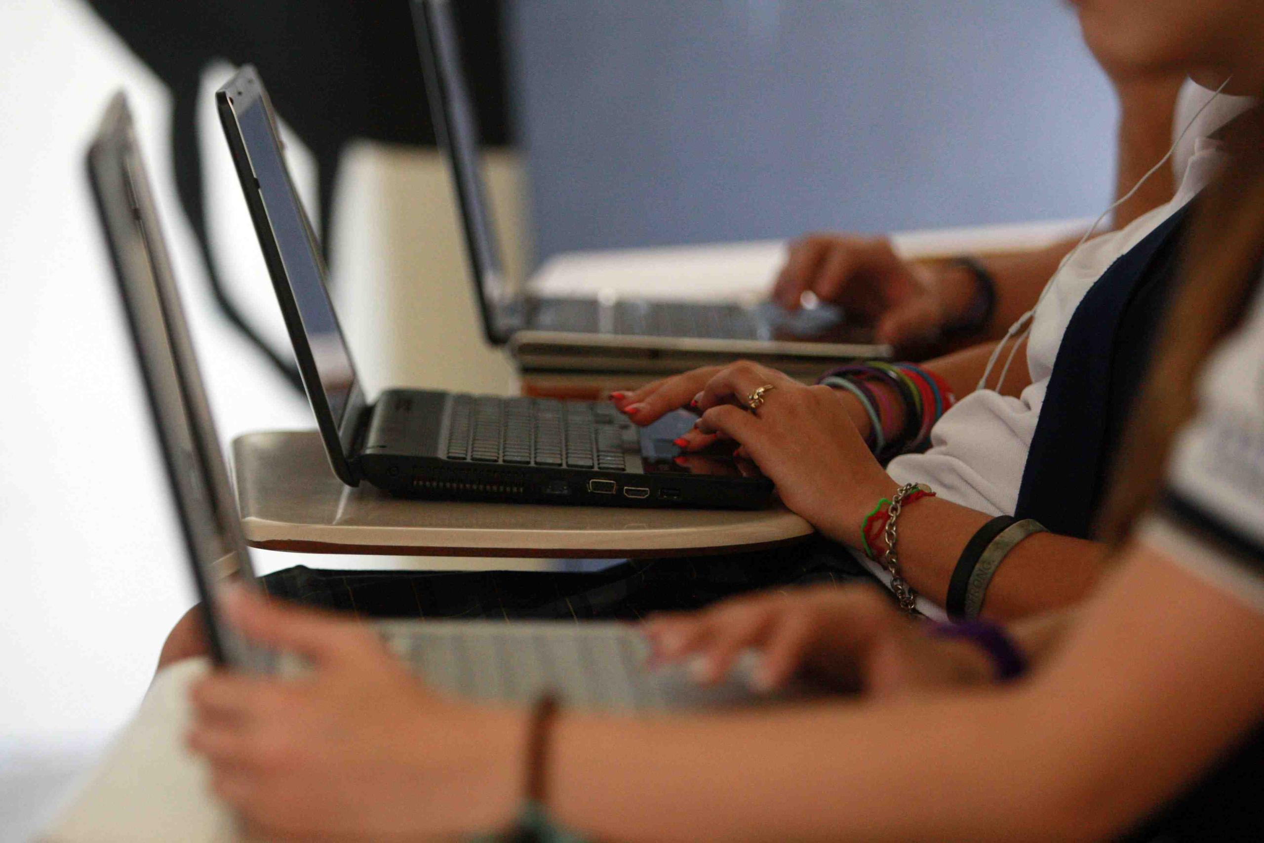 El Departamento de Educación adjudicó el año pasado un proceso de licitación para adquirir unas 140,000 computadoras para estudiantes de escuelas públicas. (GFR Media)