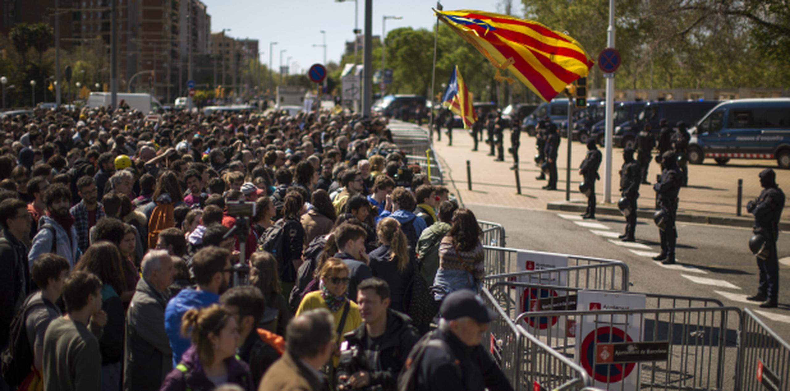 Parte de la manifestación en la que ondean banderas de Cataluña. (AP)