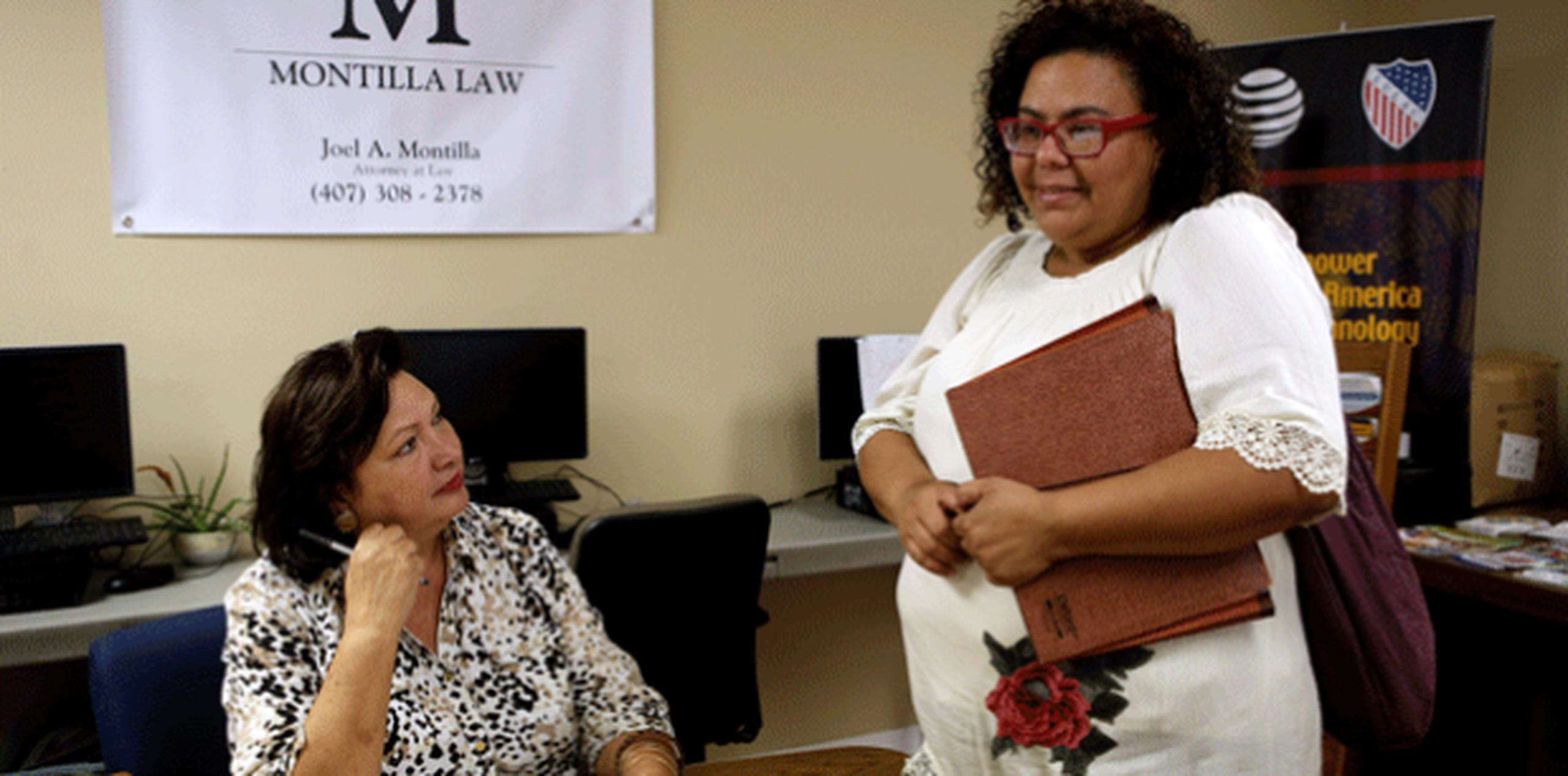 Marytza Sanz (izquierda) ofrece asistencia a Marielys Feliciano. (Para GFR Media / Carla D. Martínez)