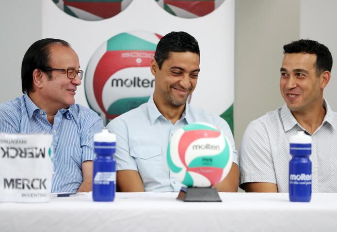 De izquierda a derecha, Jerry Negrón, secretario general de la Federación Puertorriqueña de Voleibol, junto a los exjugadores Héctor “Picky” Soto y Fernando Morales, a quienes se les dedica la temporada.