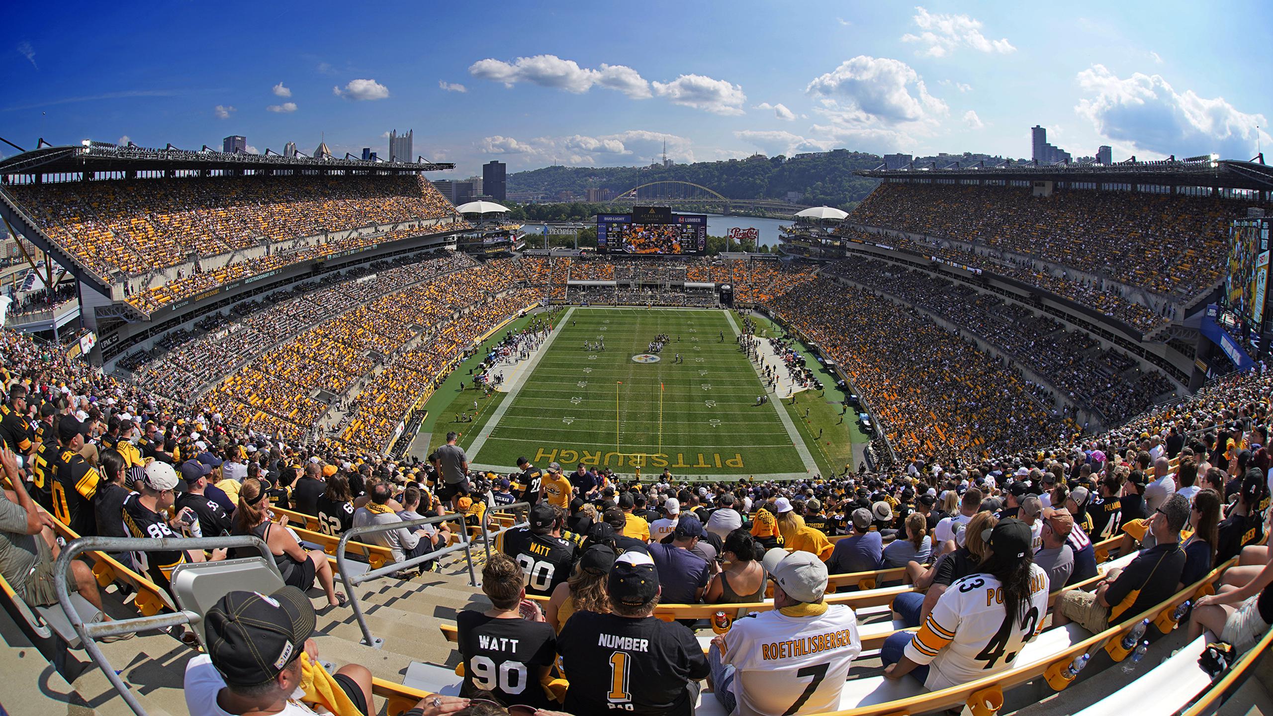 Foto panorámica del juego entre los Steelers de Pittsburgh contra Patriots de Nueva Inglaterra, en el Acrisure Stadium en Pittsburgh, el domingo 18 de septiembre de 2022. El domingo 2 de octubre un aficionado murió en el hospital después de caer de las escaleras eléctricas, ser atendido en el lugar y trasladado en estado crítico al hospital.
