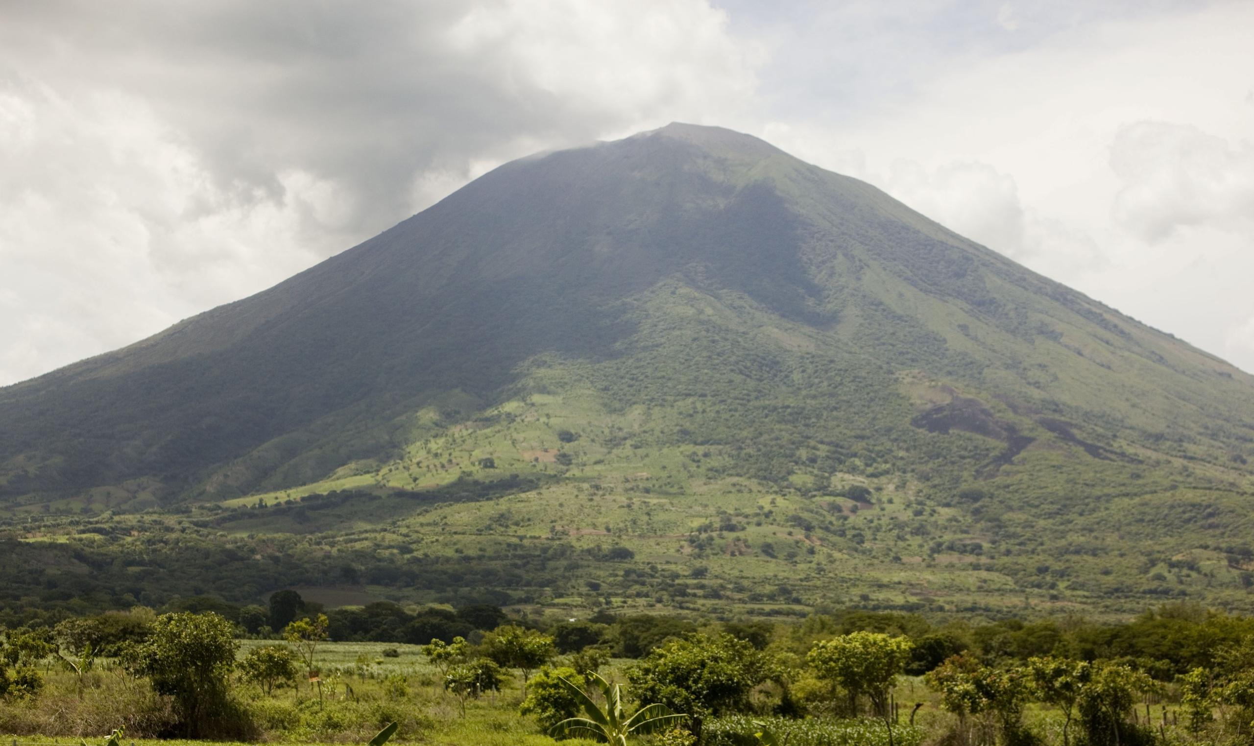 Vista del volcán Chaparrastique cerca a la ciudad de San Miguel, 138 kilómetros al este de San Salvador, en una fotografía de archivo.
