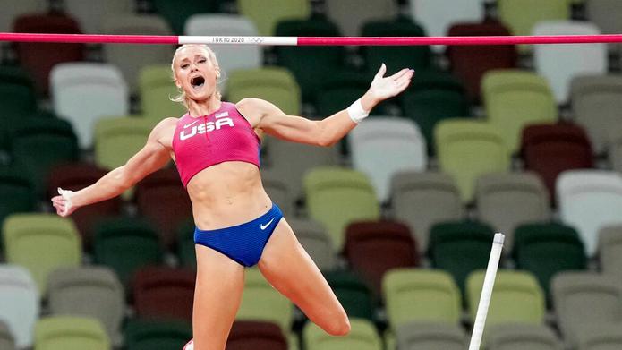 La pertiguista estadounidense Katie Nageotte aparece aqui durante uno de sus saltos en Juegos Olímpicos de Tokio 2020.