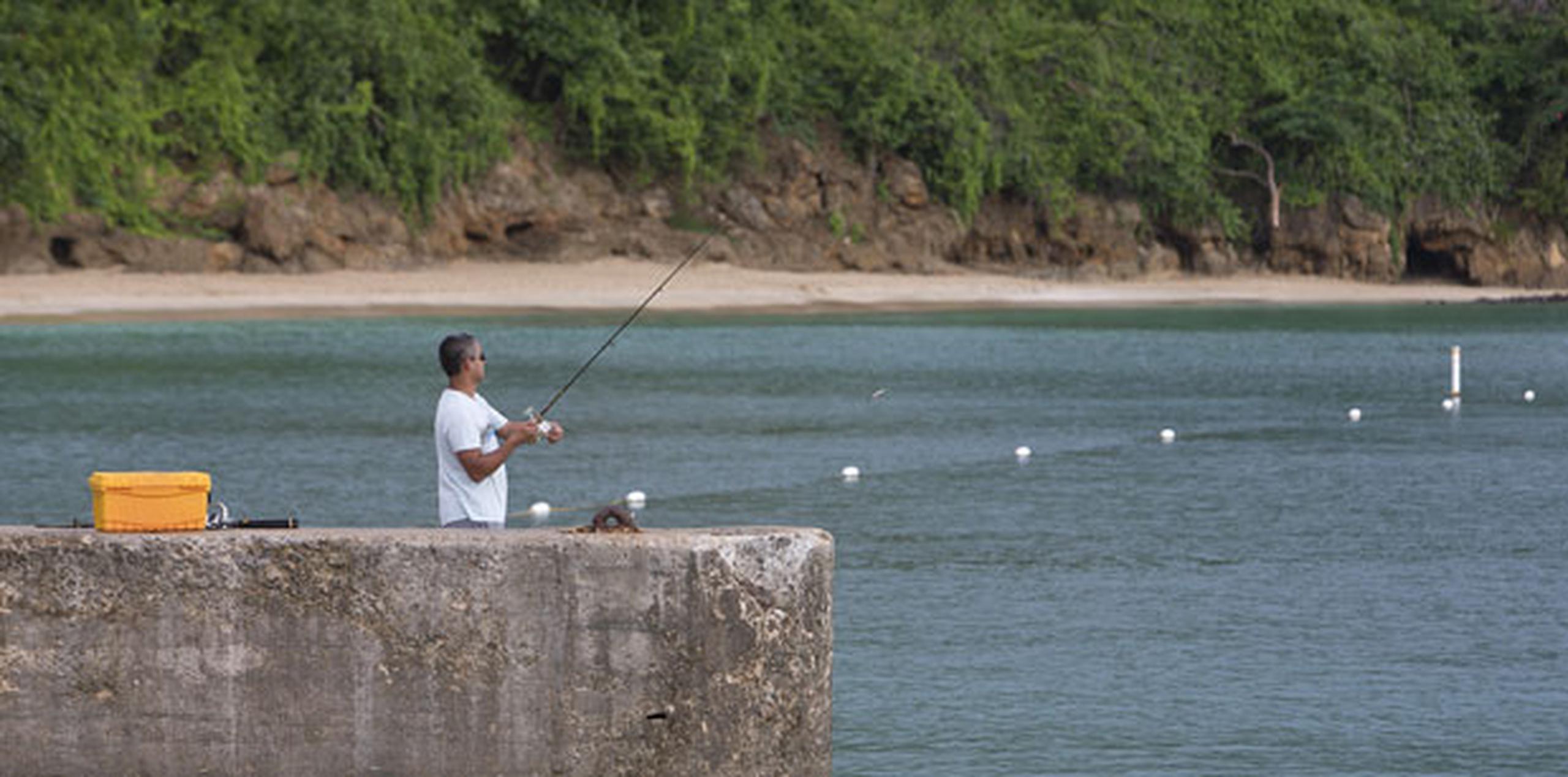 En otro muelle, Miguel Rodríguez, un vecino de Aguada, lanzaba su vara de pescar al mar, aunque sin mucho éxito.(jorge.ramirez@gfrmedia.com)