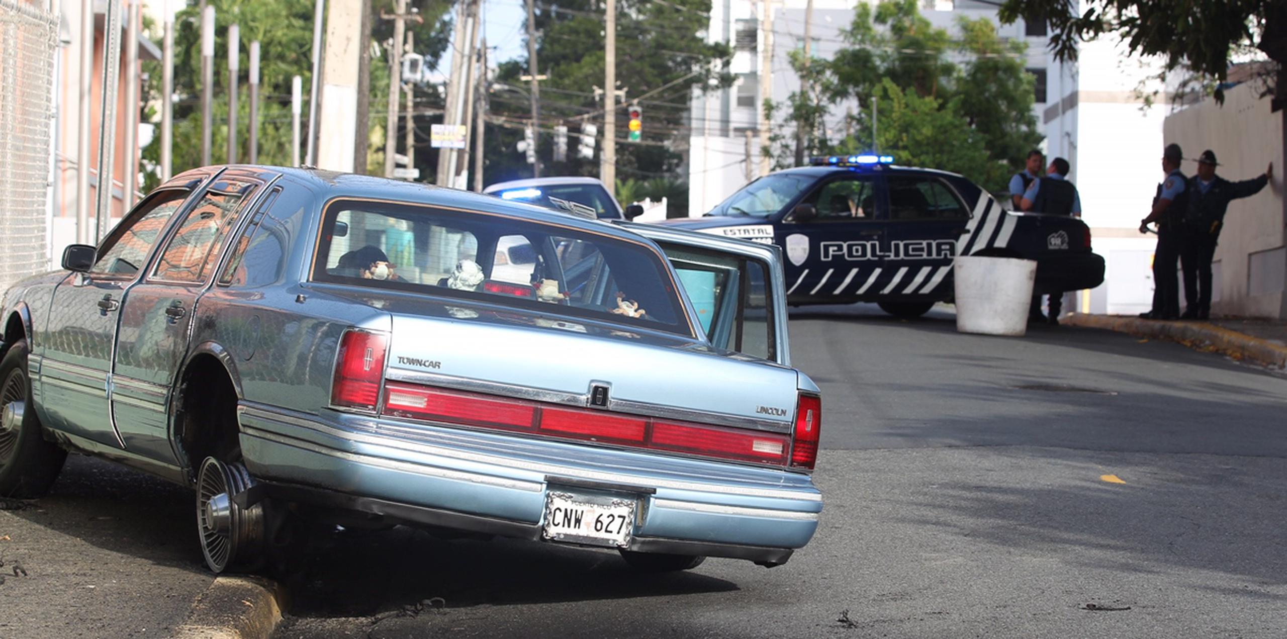 Un auto Lincoln chocó con un muro a orillas de la calle Sagrado Corazón en Santurce. (alex.figueroa@gfrmedia.com)