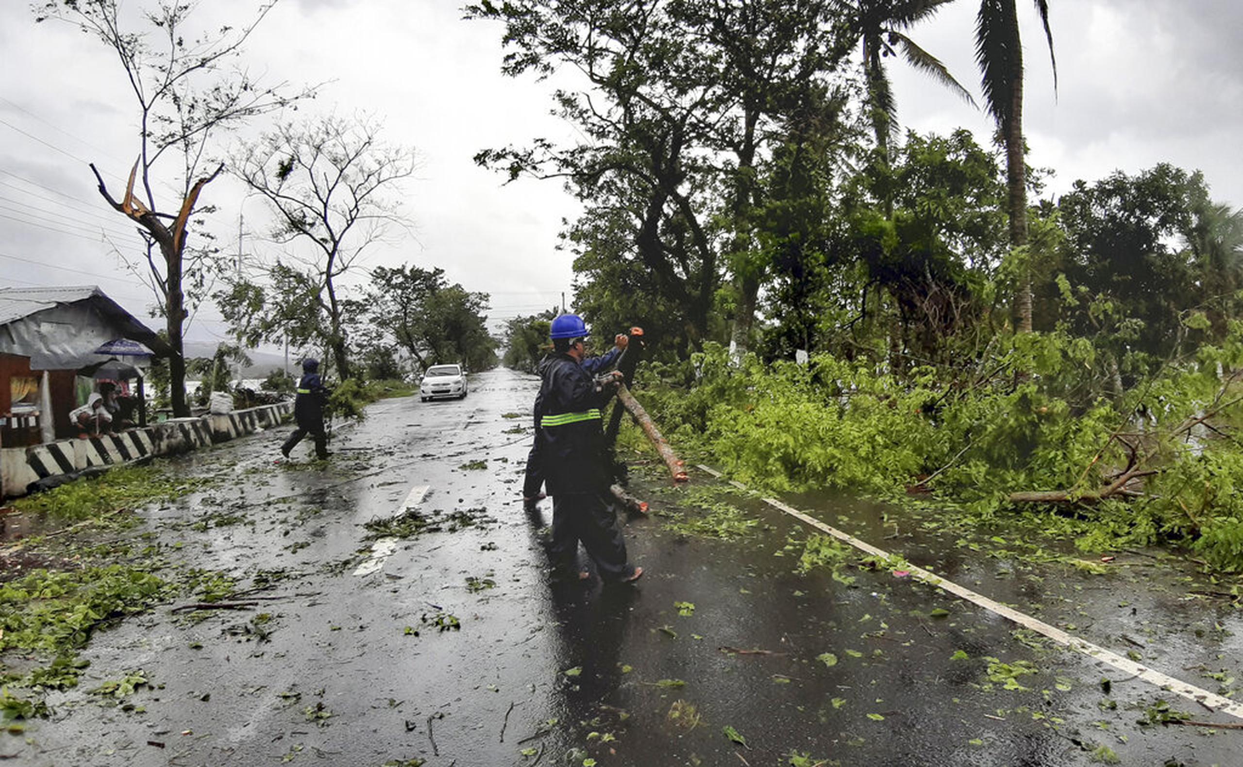 Trabajadores limpiaron un camino de árboles y ramas derribados por los fuertes vientos del tifón Vongfong en provincia de Sorsogon, al este de Filipinas.