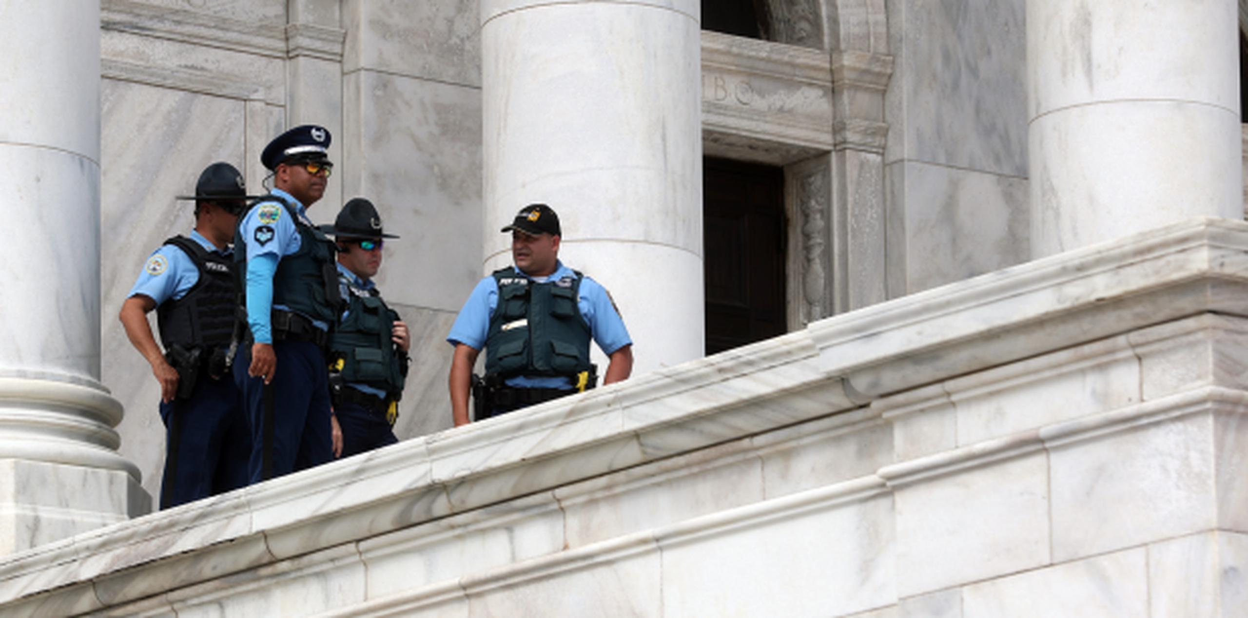 El ala sur del Capitolio tuvo un destaque policiaco por la presencia de un limitado grupo de manifestantes. (juan.martinez@gfrmedia.com)