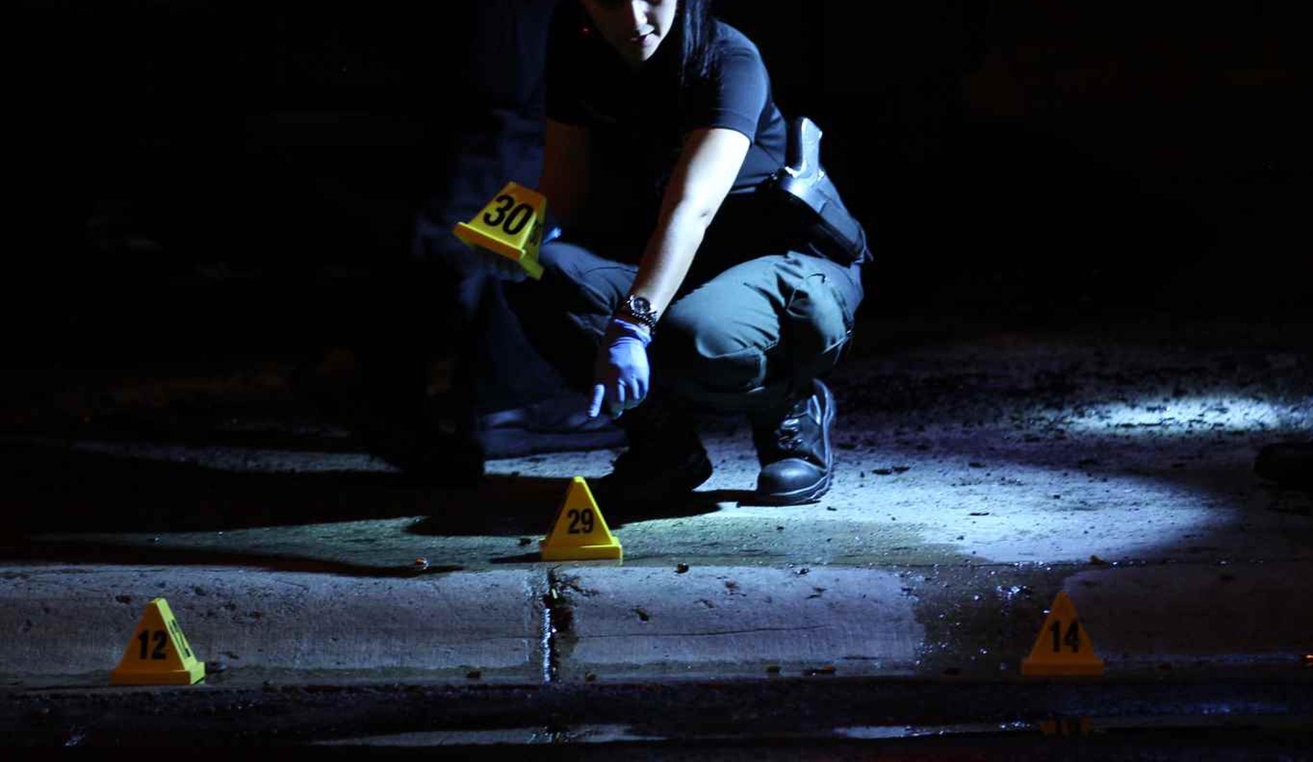 El cuerpo presentaba múltiples impactos de bala. La División de Homicidios de Ponce asumió la investigación.