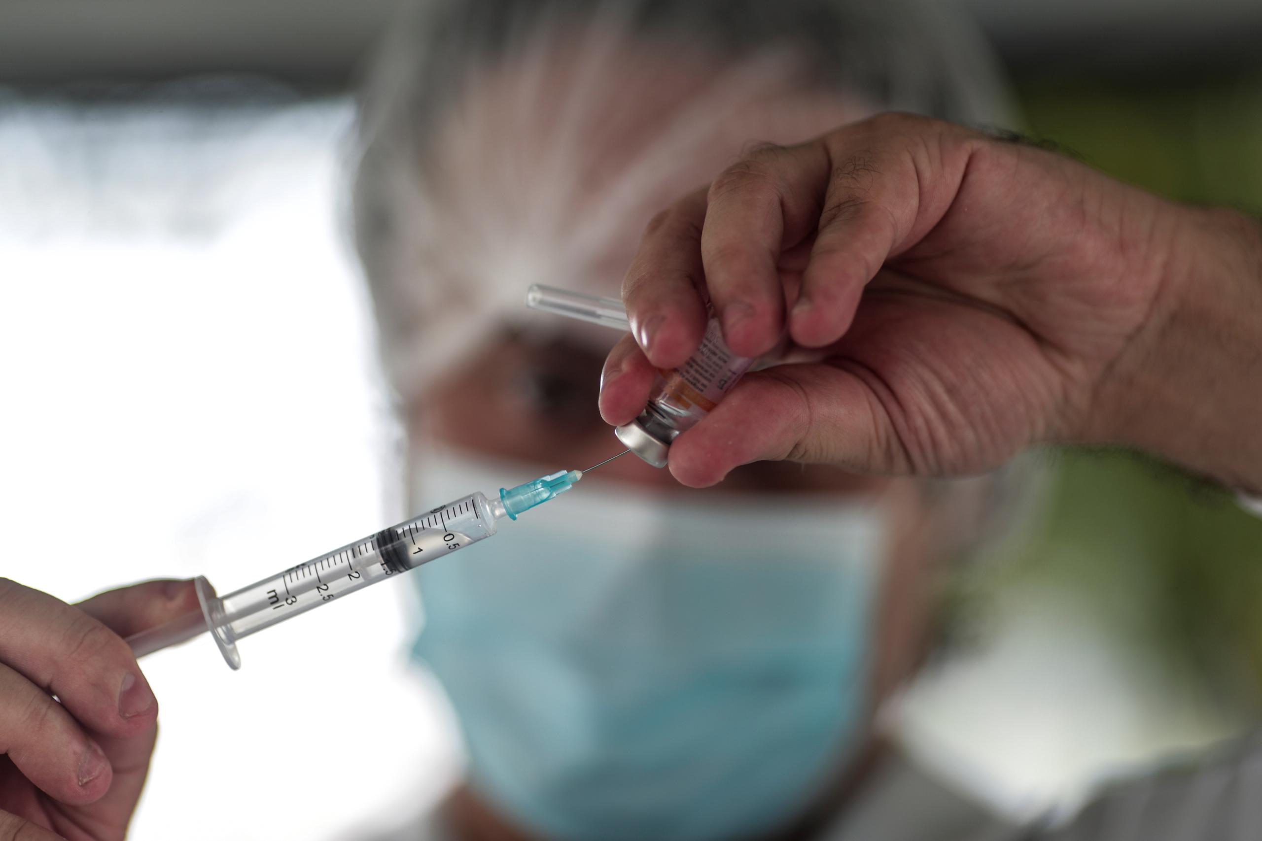 Un trabajador de la salud prepara una dosis de la vacuna Sinovac CoronaVac.
