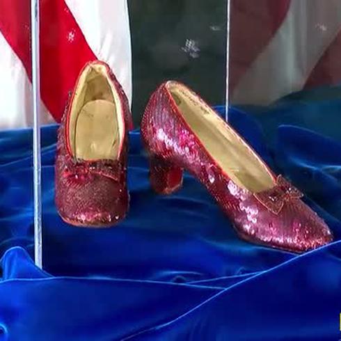 Aparecen los zapatos de Dorothy