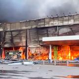 Misil ruso impacta concurrido centro comercial en Ucrania