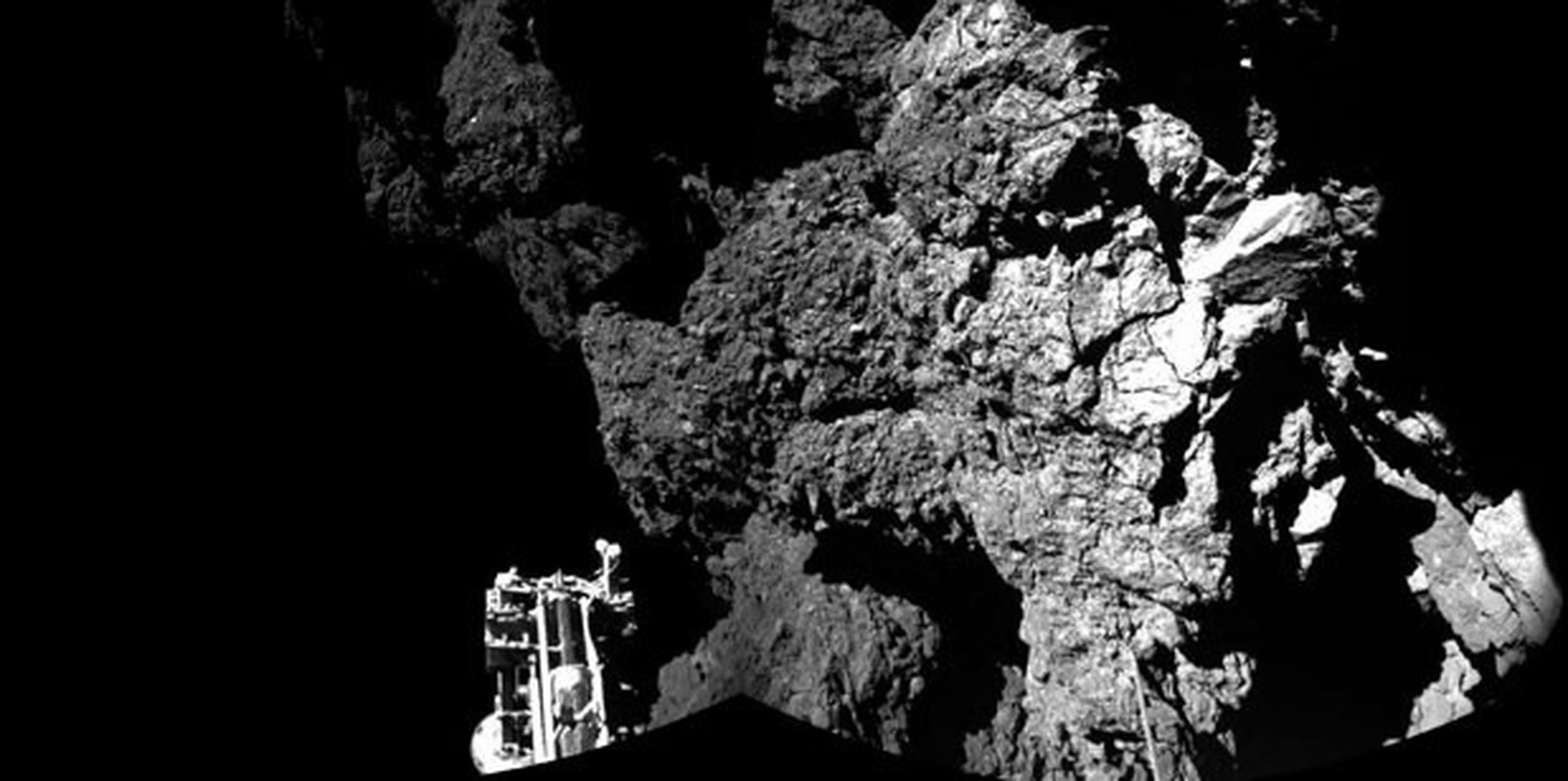 Las fotos enviadas a la Tierra muestran una superficie rocosa, con una de las tres patas de la sonda en una esquina de la imagen. (AP Photo/Esa/Rosetta/Philae)
