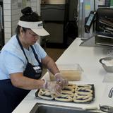 Nuevo salario mínimo para trabajadores de “fast foods” en California arranca este lunes