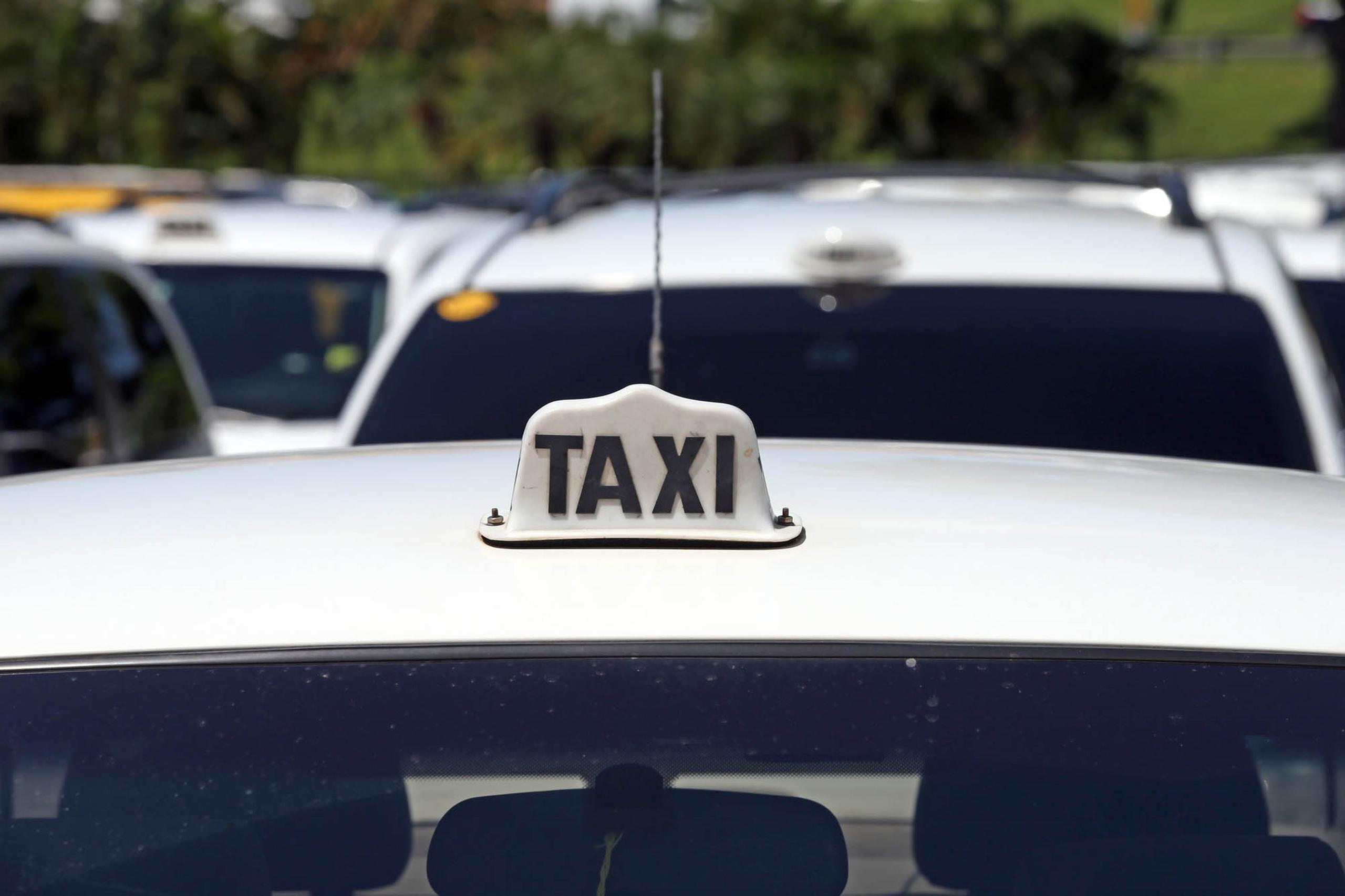 Según cifras oficiales, en la Isla hay 1,148 taxis registrados y 1,500 choferes con licencia para manejar estos vehículos.