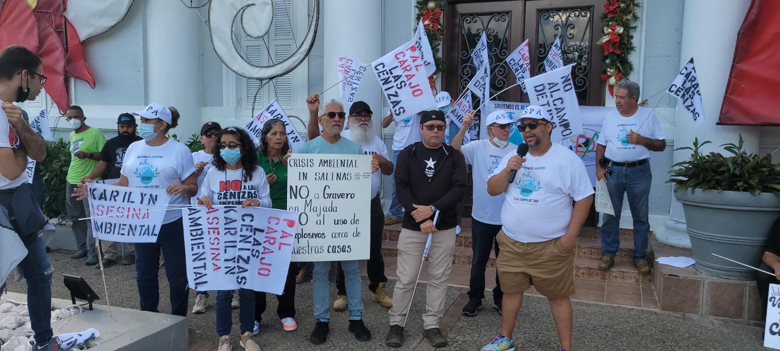 Un grupo de ciudadanos se manifestó en contra de la alcaldesa de Salinas, Karilyn Bonilla Colón, a quien acusan de querer llevar cenizas tóxicas a varios pueblos y de inclumplir con remover ese material de las calles de una comunidad.