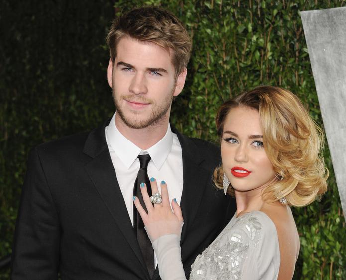 Liam Hemsworth y Miley Cyrus en la fiesta Vanity Fair Oscar en West Hollywood, California