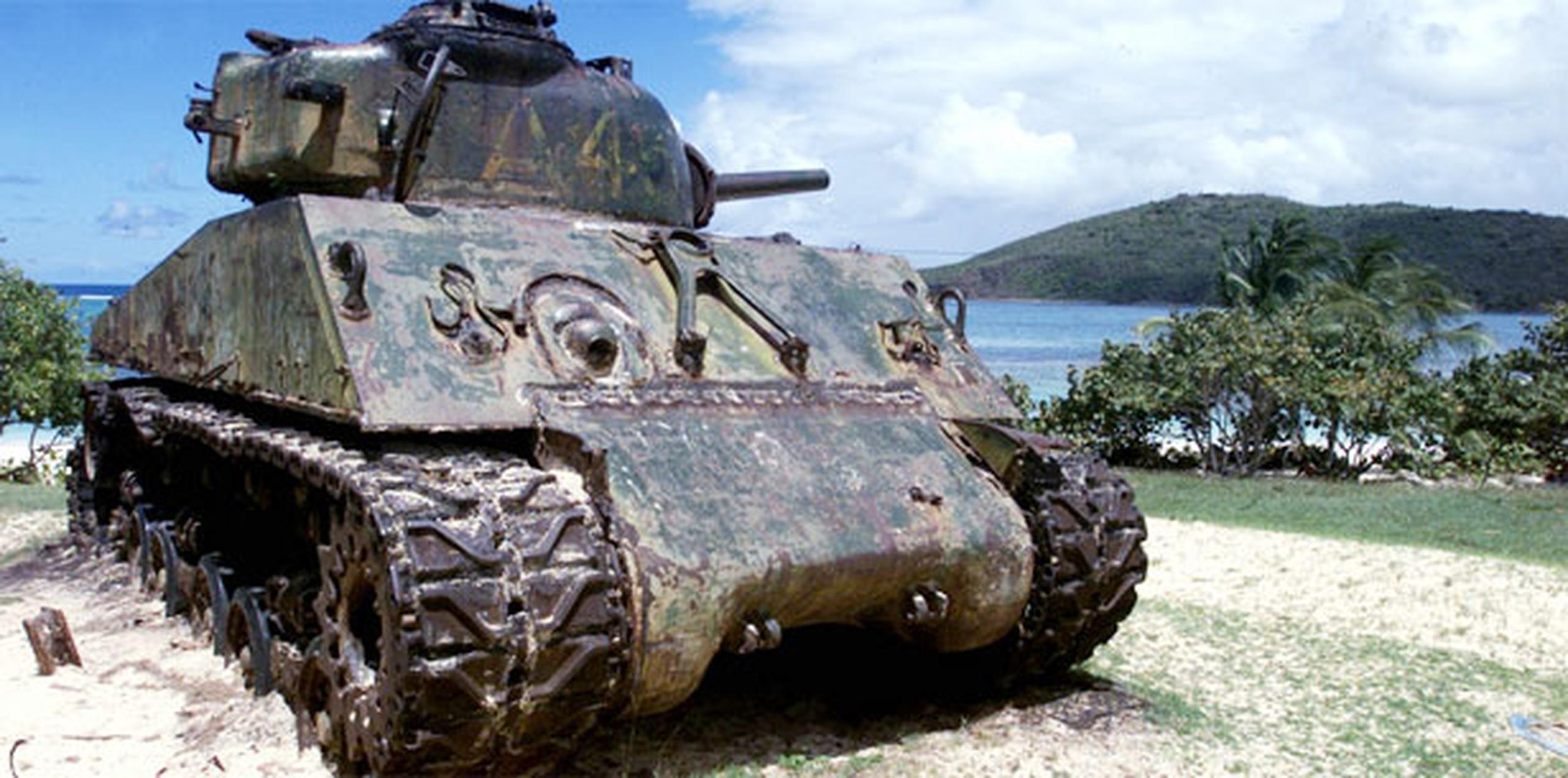 La niña recogió el artefacto cerca de un tanque militar oxidado que descansa sobre la arena, y con el que los turistas suelen retratarse. (Archivo)