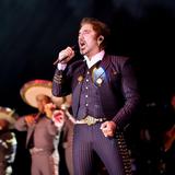 Alejandro Fernández presenta show en aparente estado de ebriedad