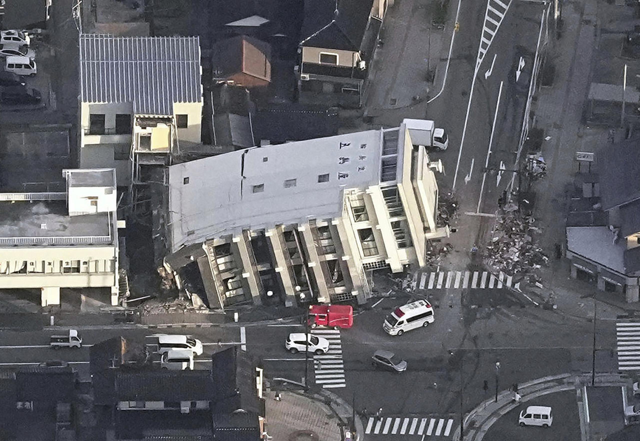 El terremoto de 7.6 grados que golpeó la costa occidental del centro de Japón deja al menos 48 fallecidos.