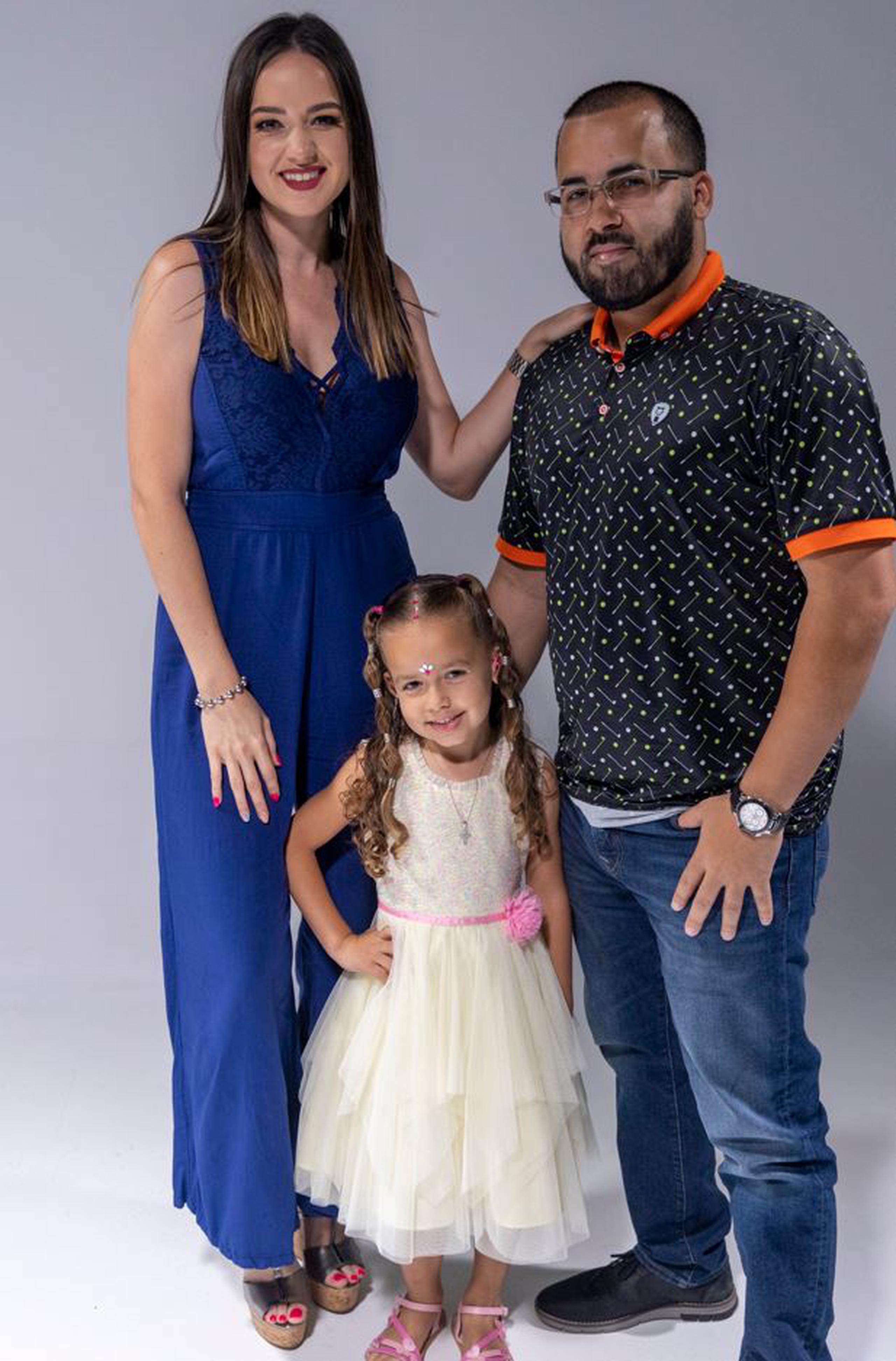 Junto a sus padres Zarytma Marrero y Erick Joel Fernández.