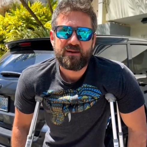 Hermes Croatto sufre accidente en su hogar y anda en muletas